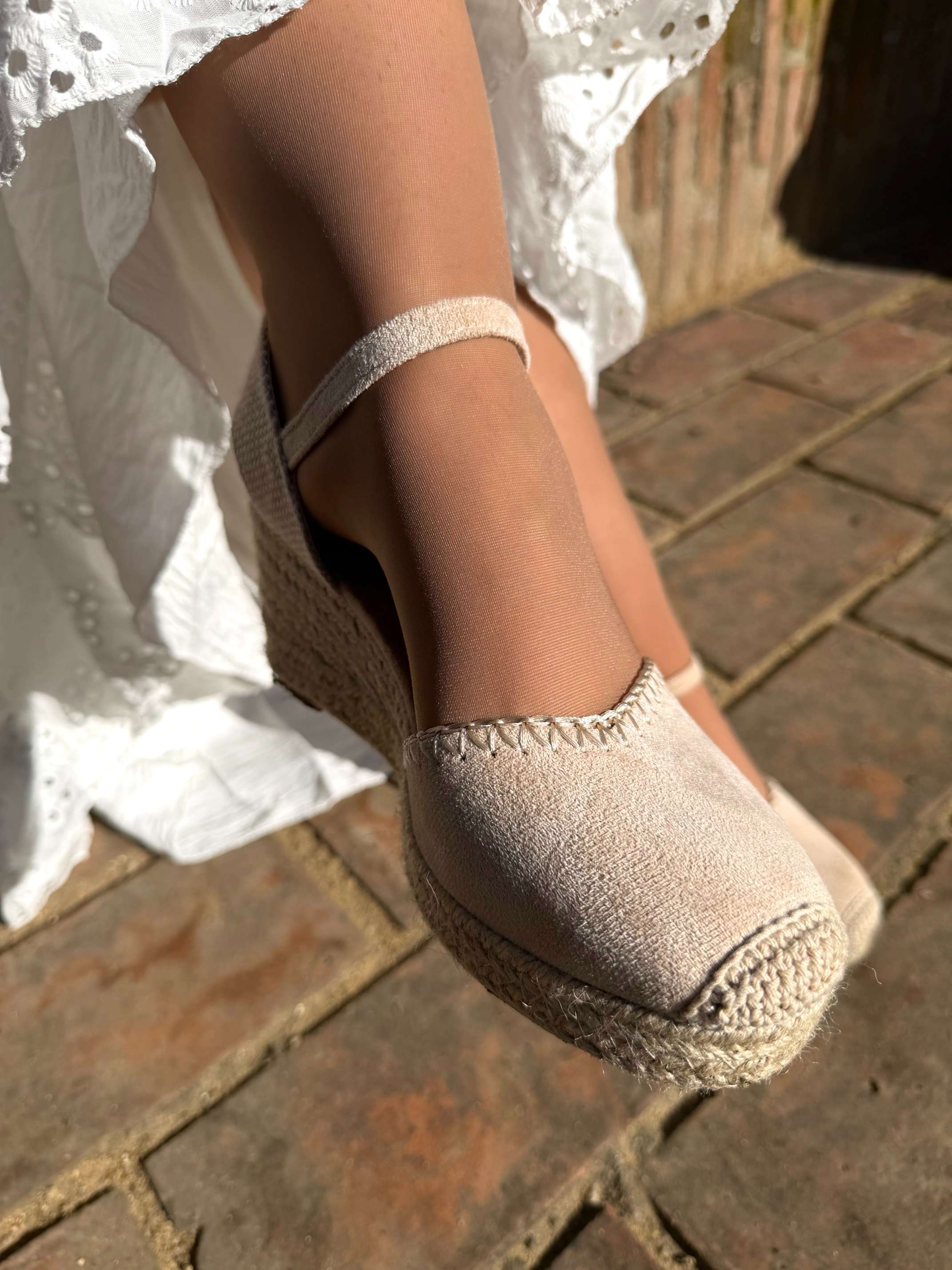 Zapato de flamenca alpargata cuña beige