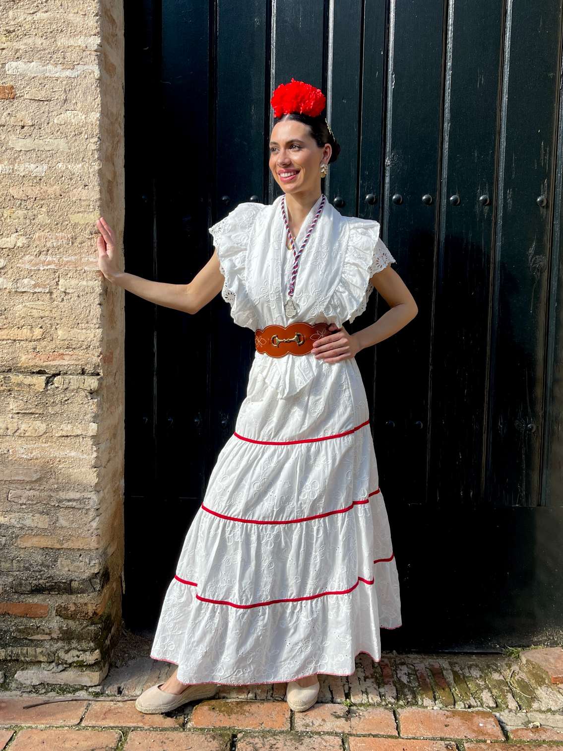 Falda de Romería Perforada con Cinta Roja