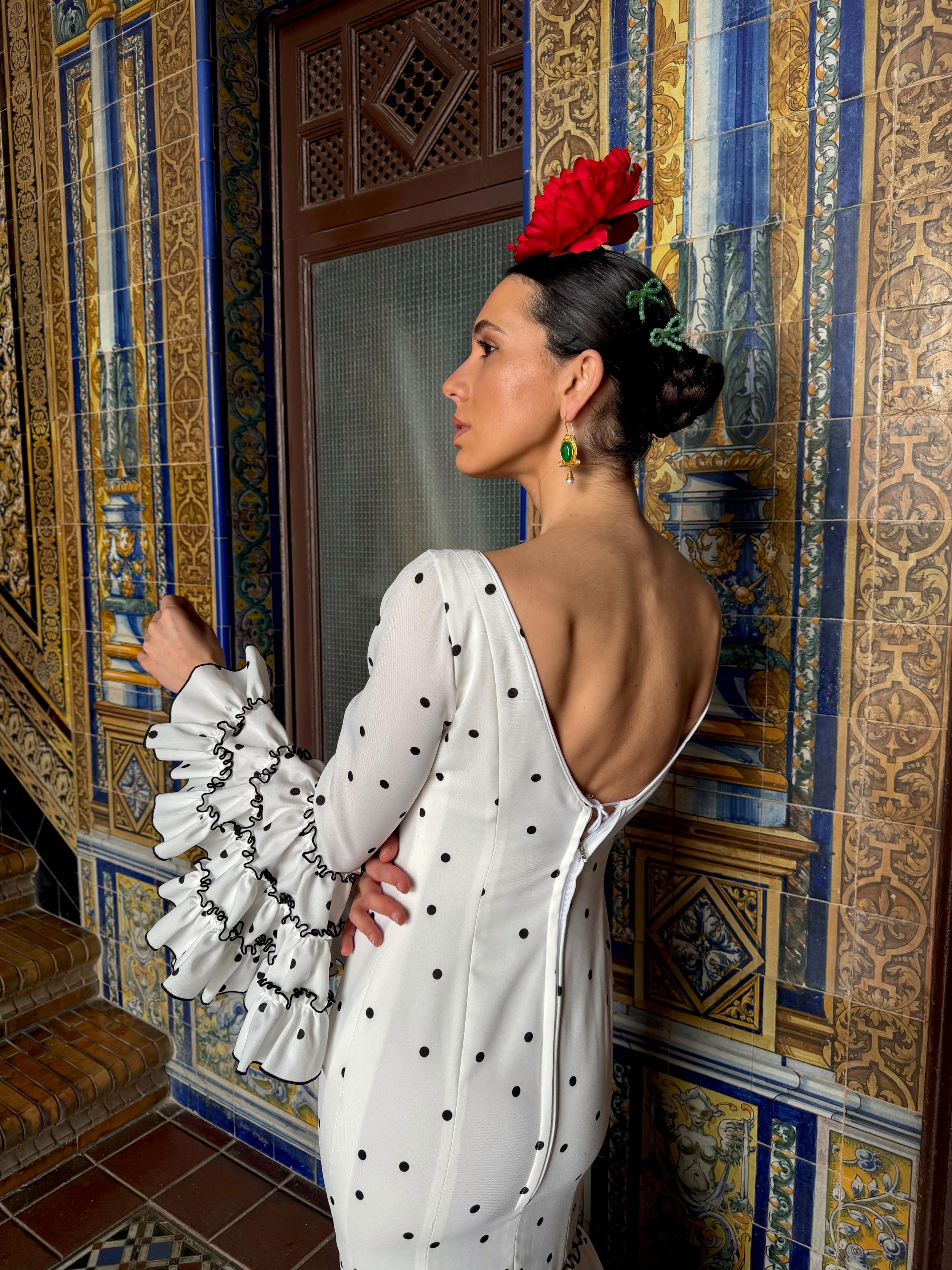 Traje de flamenca blanco lunar negro canastero con repulgo