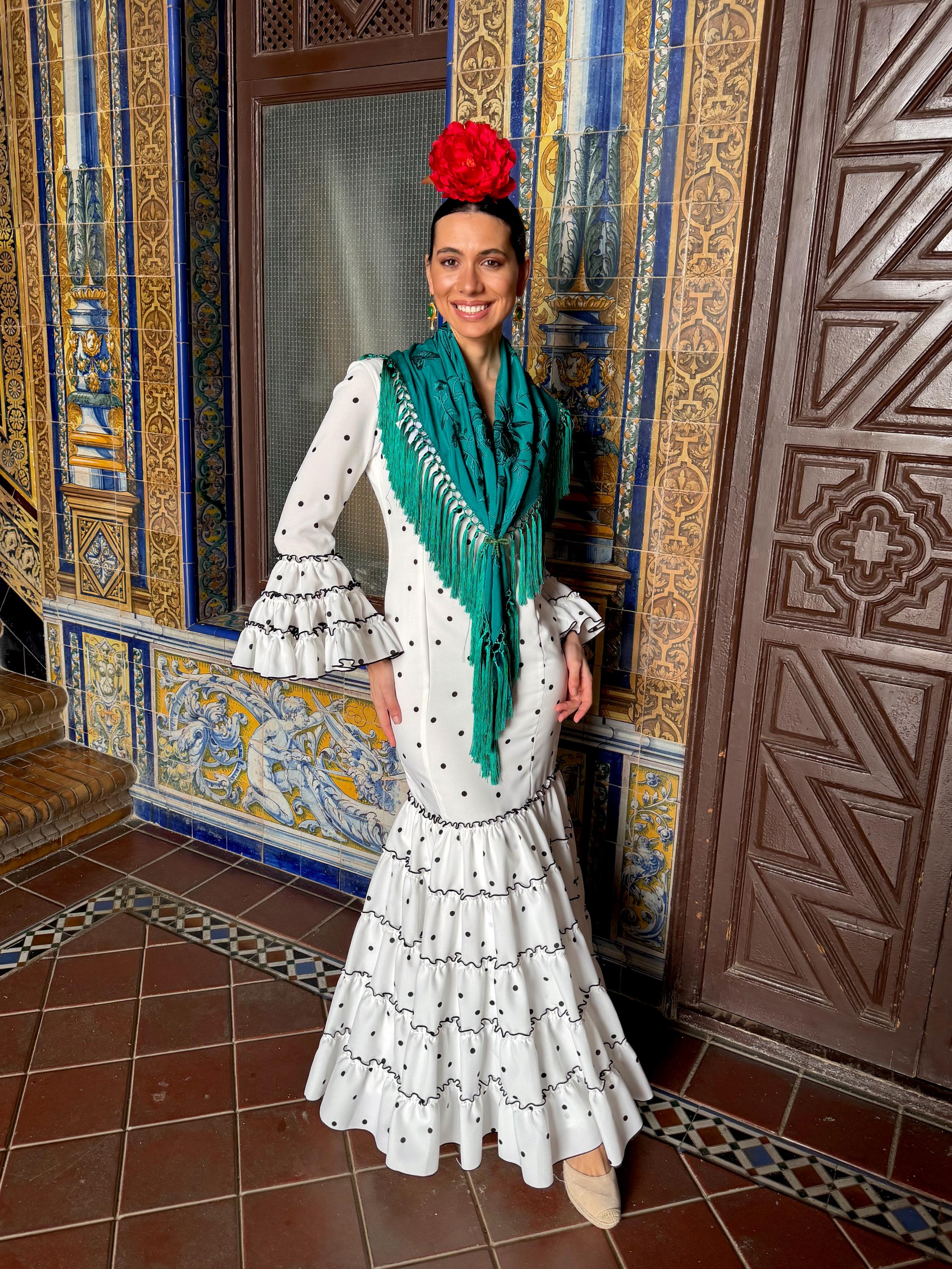 Traje de flamenca blanco lunar negro canastero con repulgo