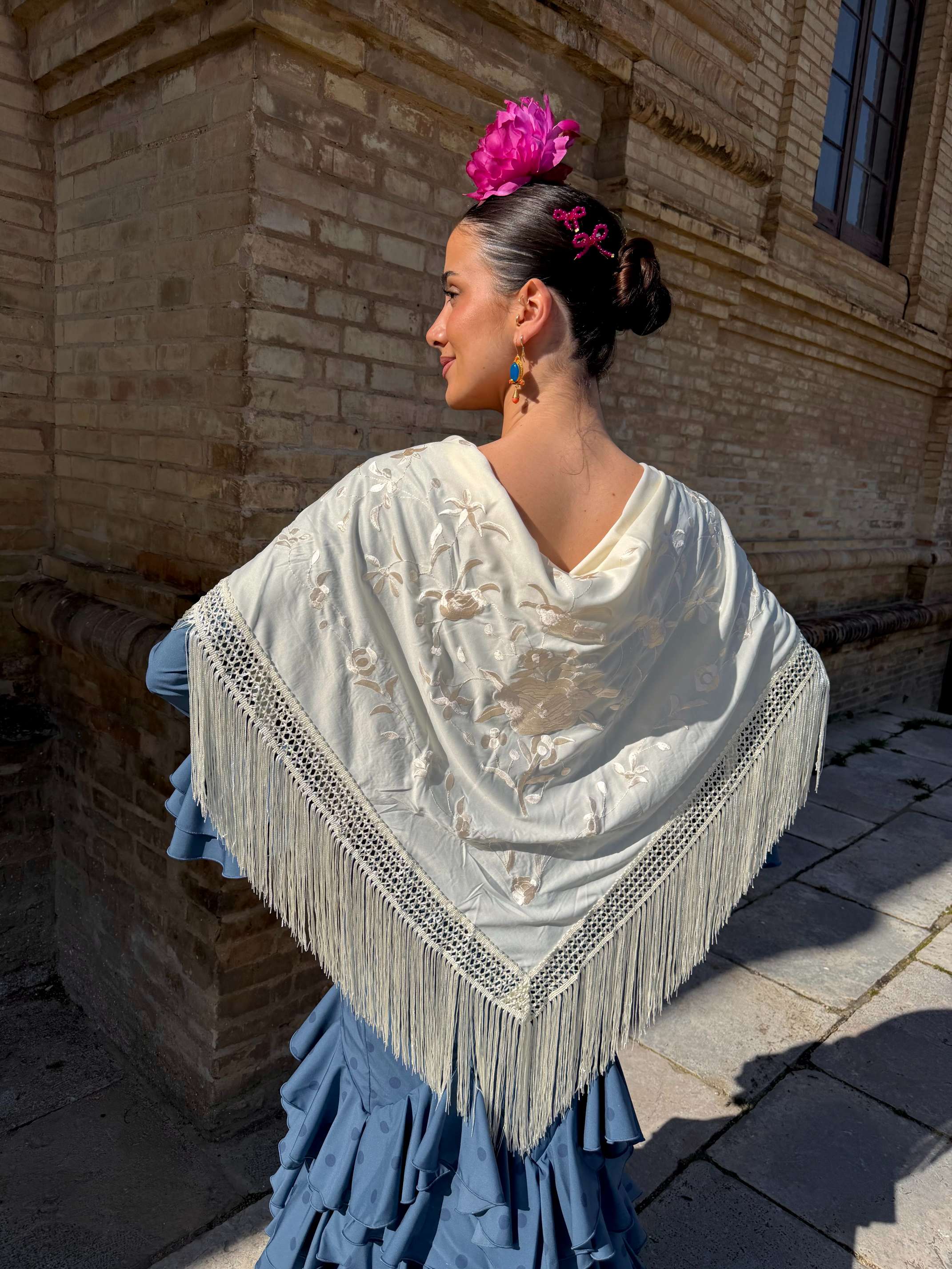 Mantón Bordado Beige Flores Blancas