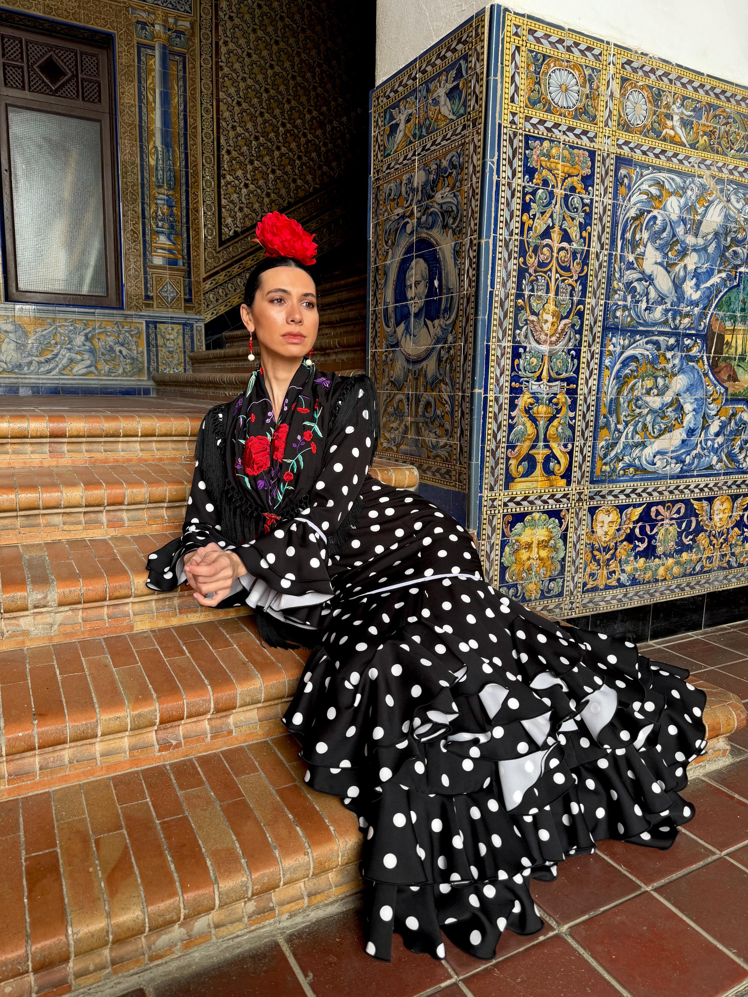 Traje de flamenca volantes zig zag negro lunar blanco