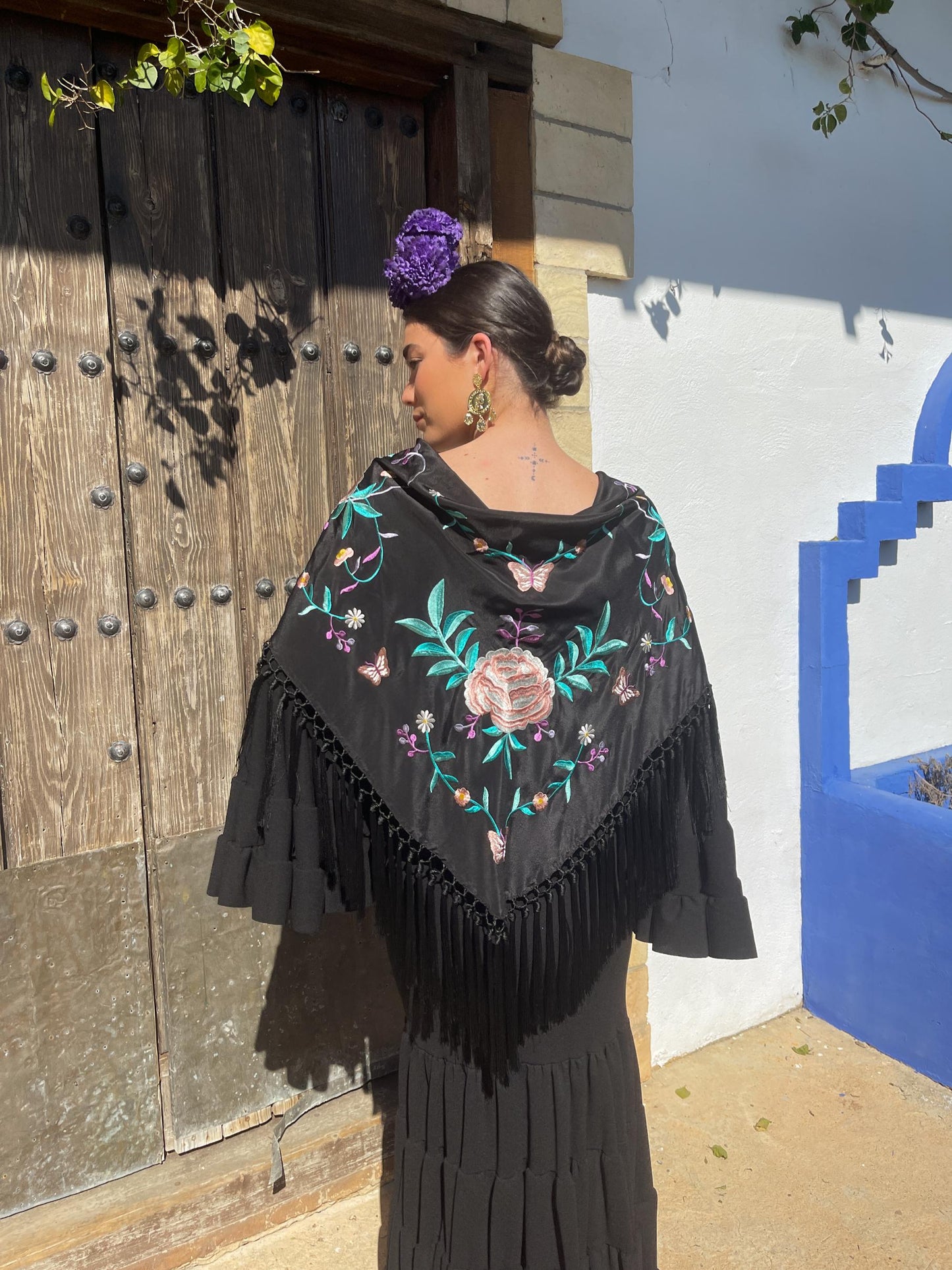 Mantoncillo 'Koralti' flecado en seda Negro con Flores Rosas