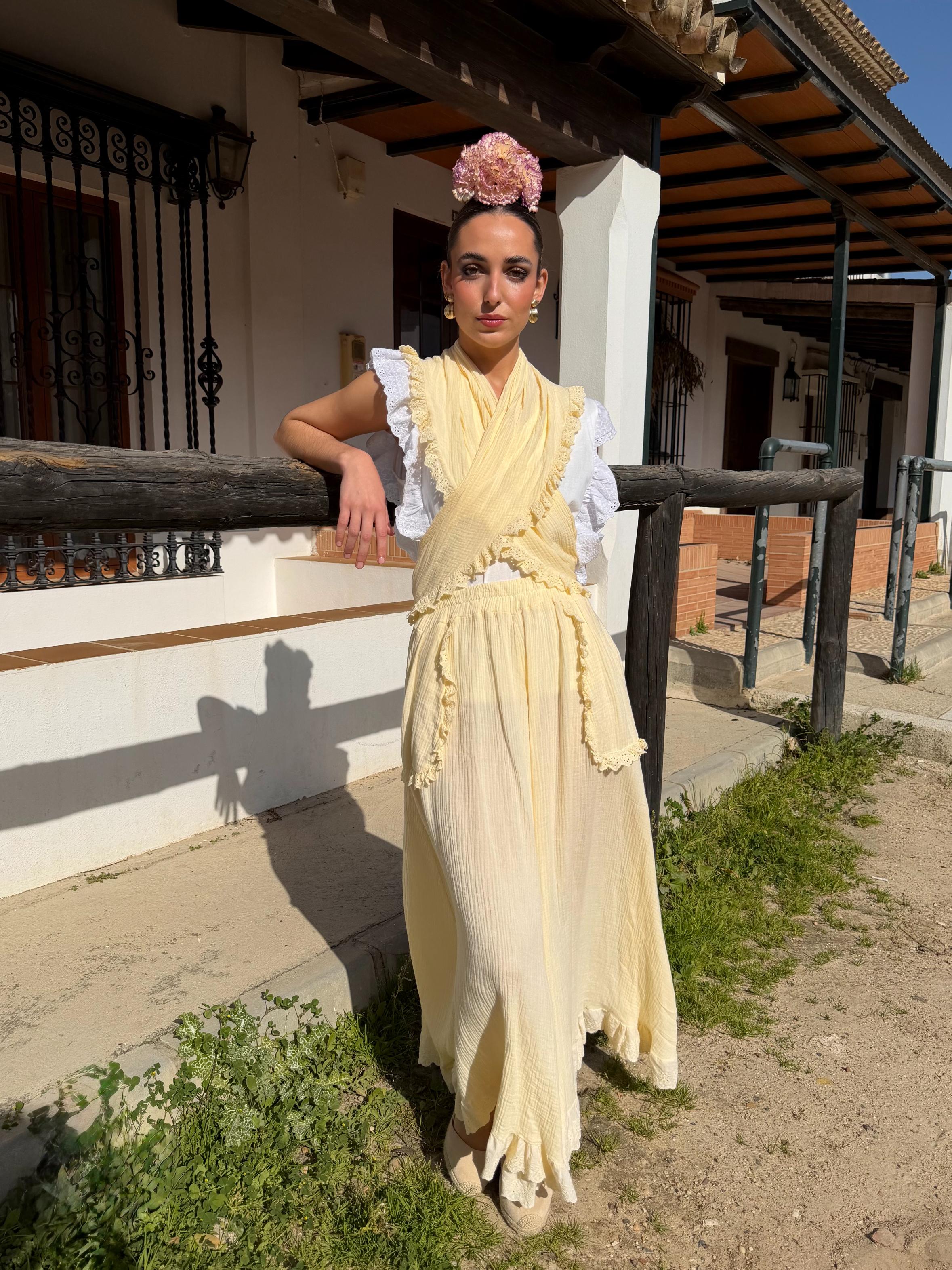 Conjunto de Romería de Falda y Piquillo Bambula Tira Bordada Amarilla