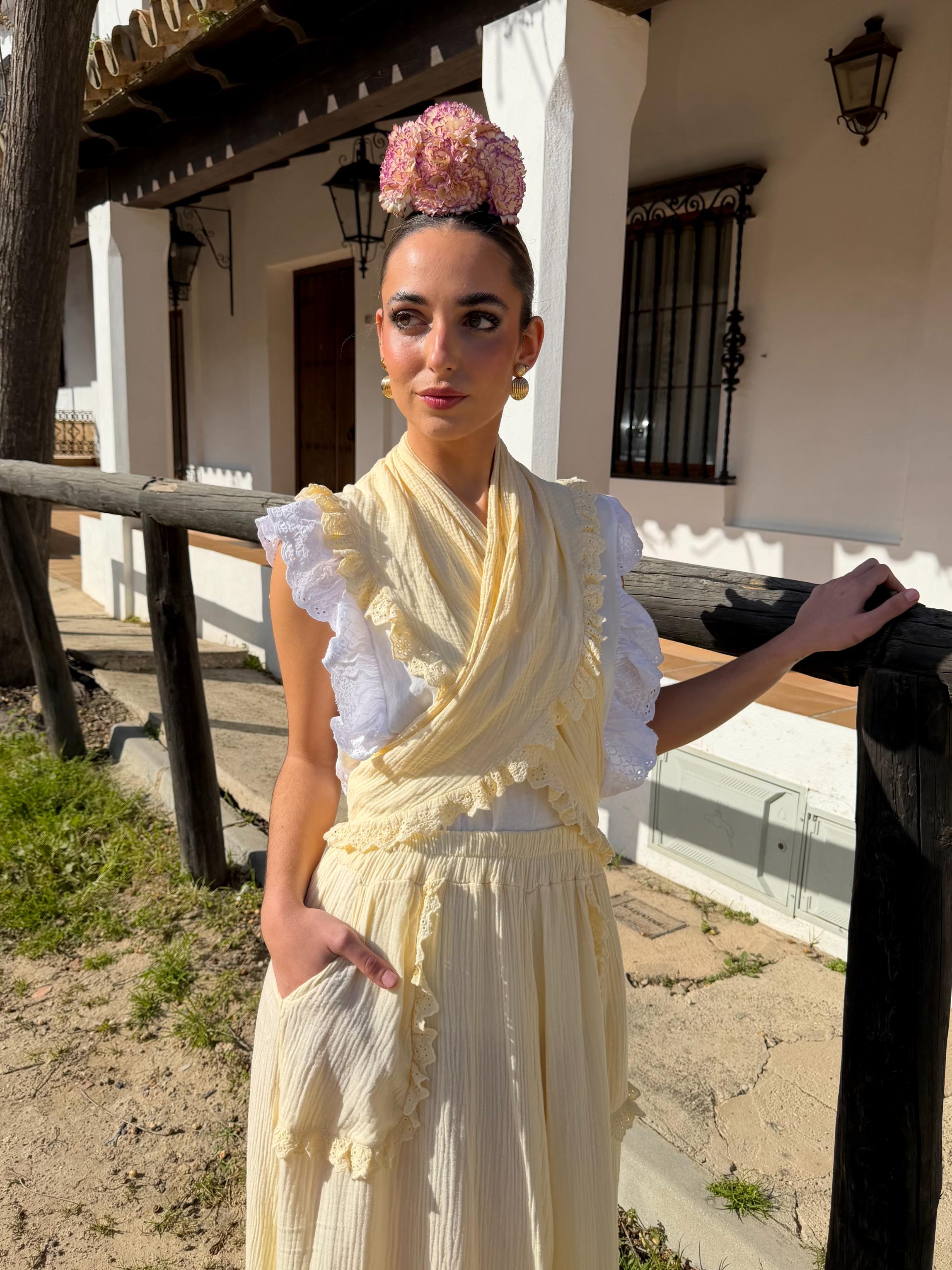 Conjunto de Romería de Falda y Piquillo Bambula Tira Bordada Amarilla