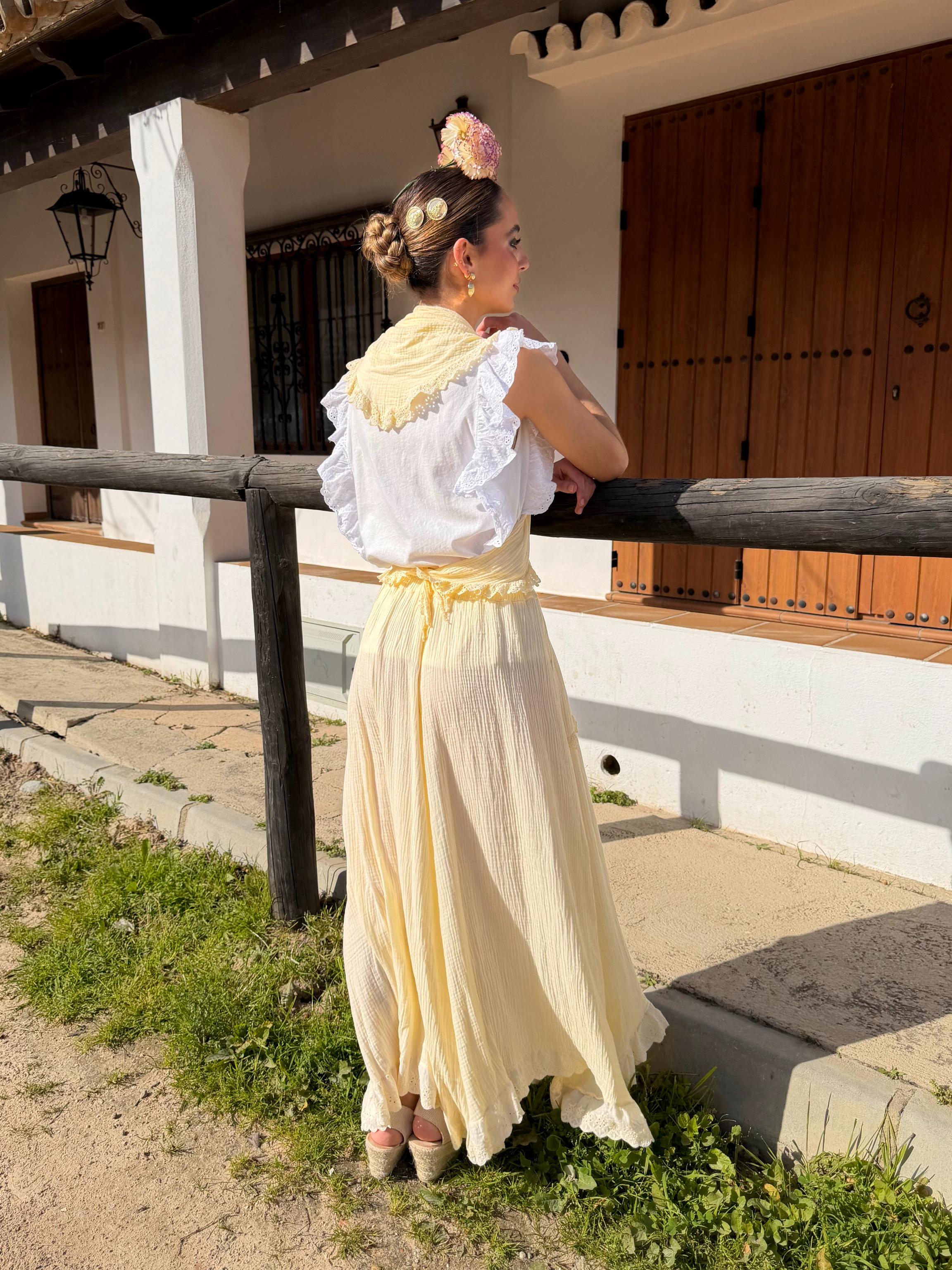 Conjunto de Romería de Falda y Piquillo Bambula Tira Bordada Amarilla