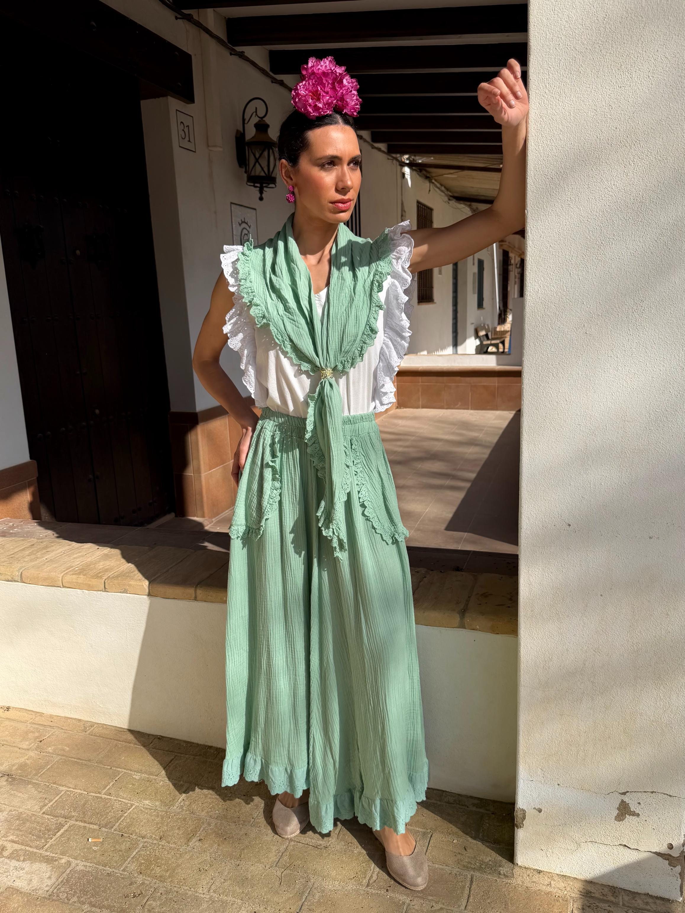 Conjunto de Romería de Falda y Piquillo Bambula Tira Bordada Verde Jabonoso