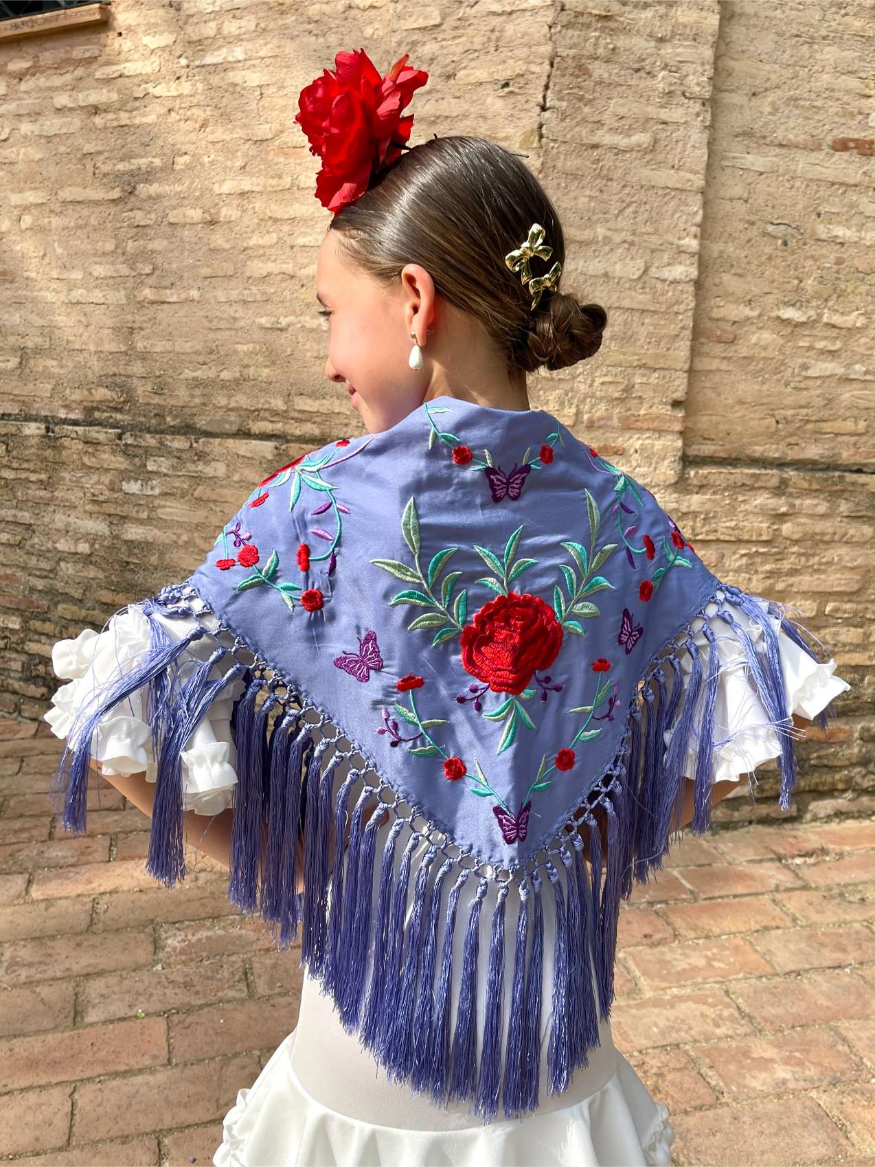 Mantoncillo 'Koralti' de niña flecado en seda Ducado con flores Rojas