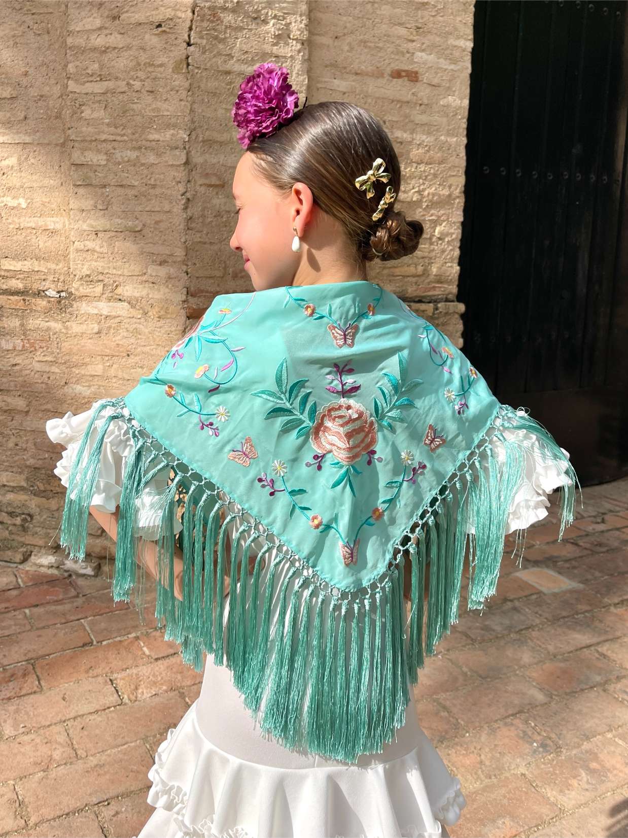 Mantoncillo 'Koralti' de niña flecado en seda Verde Agua con flores Rosas