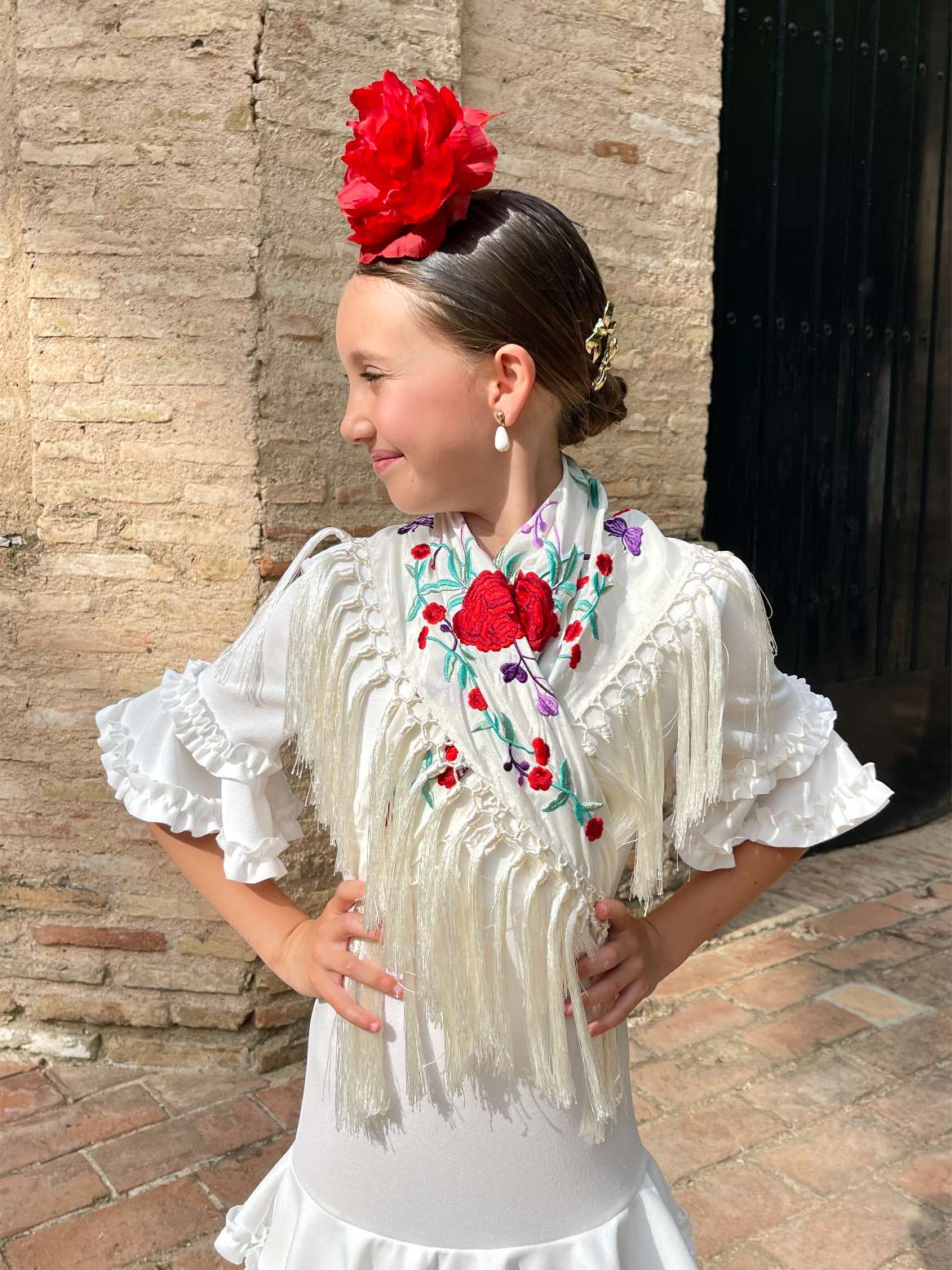 Mantoncillo 'Koralti' de nina flecado en seda Beige con flores rojas