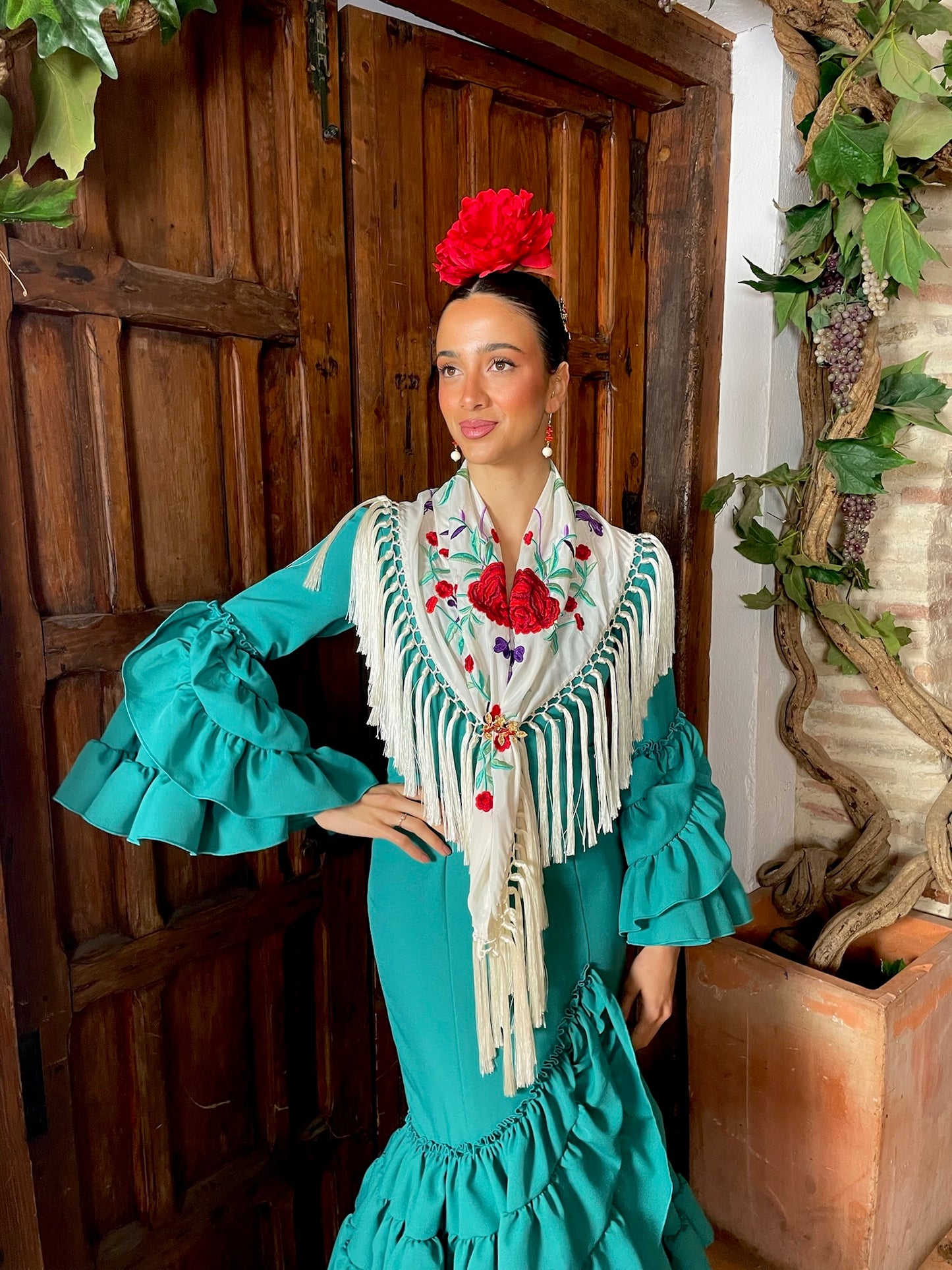Mantoncillo 'Koralti' flecado en seda Beige con Flores Rojas