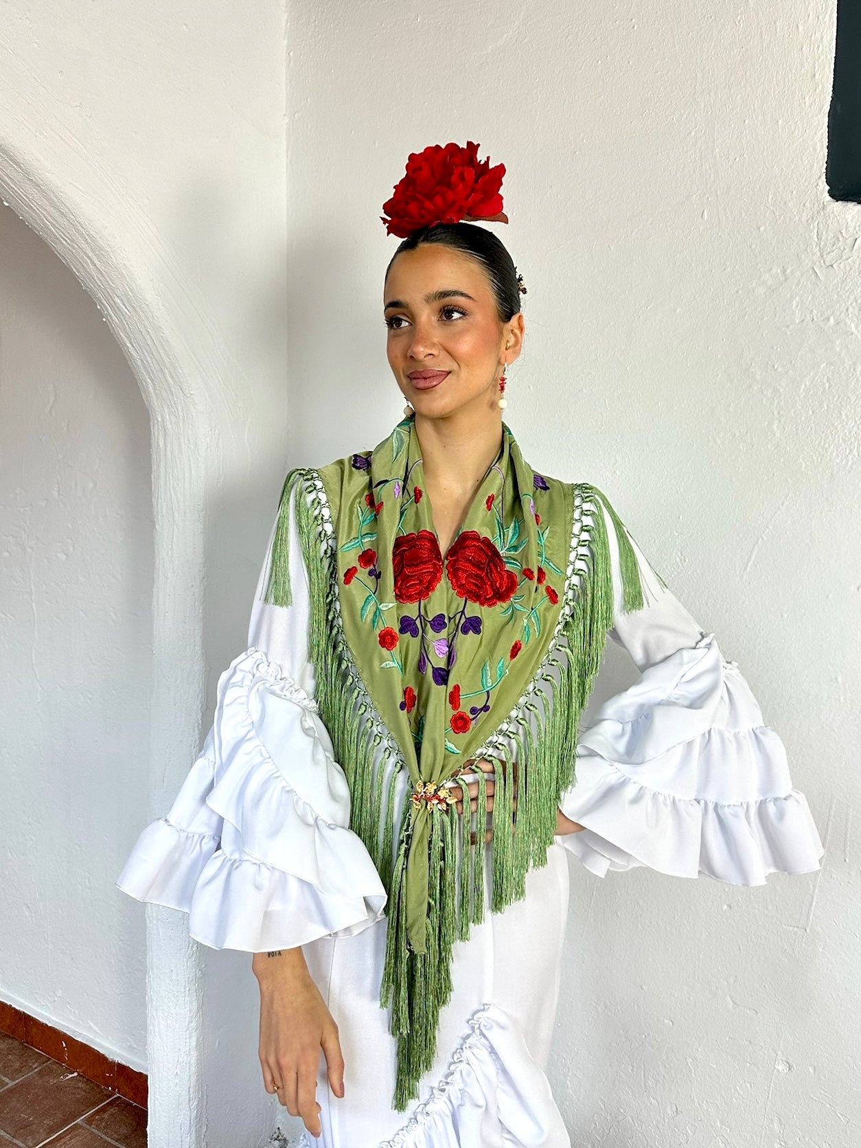 Mantoncillo 'Koralti' flecado en seda Jabonoso con Flores Rojas