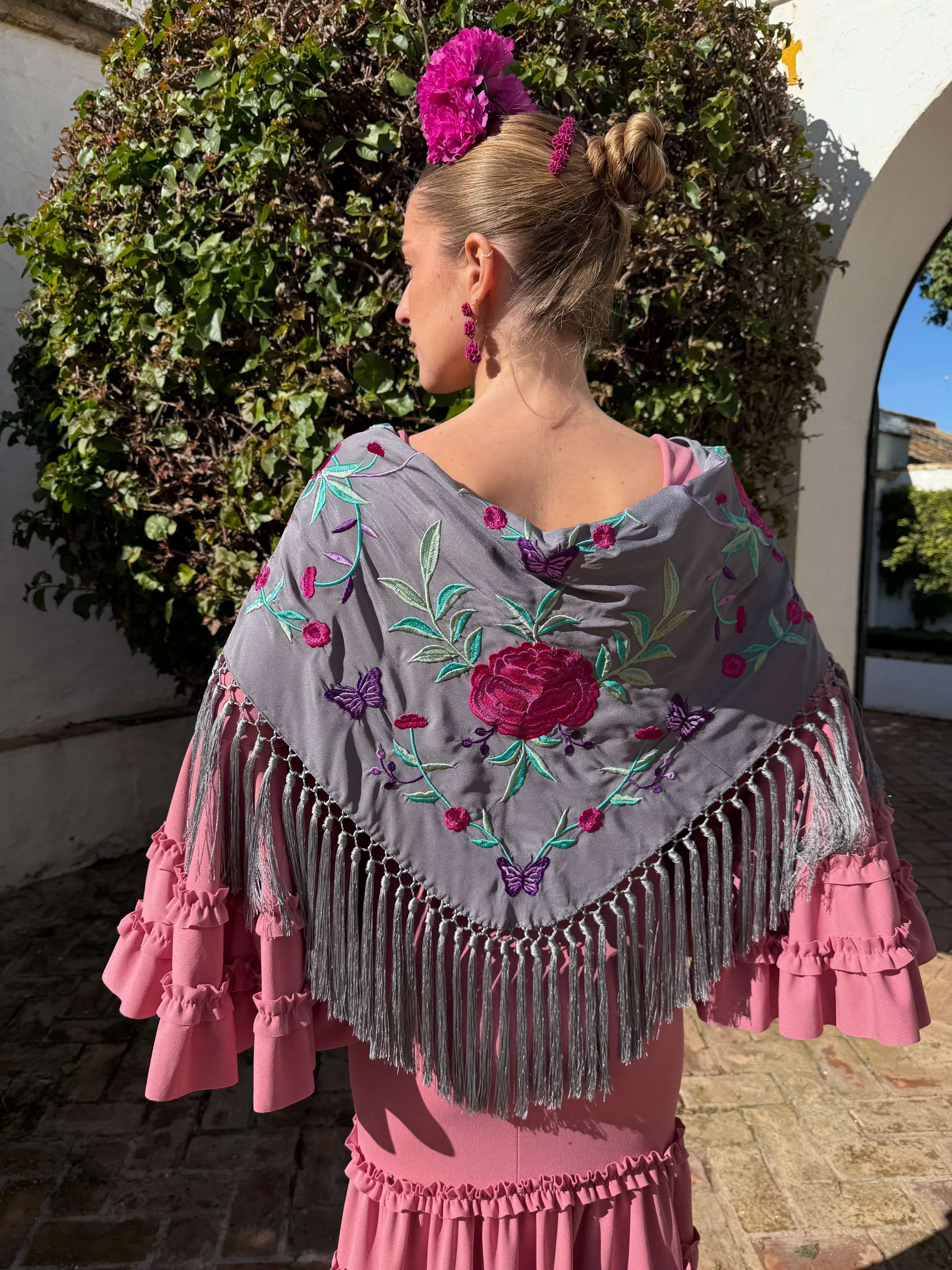 Mantoncillo de flamenca 'Koralti' Gris bordado Buganvilla