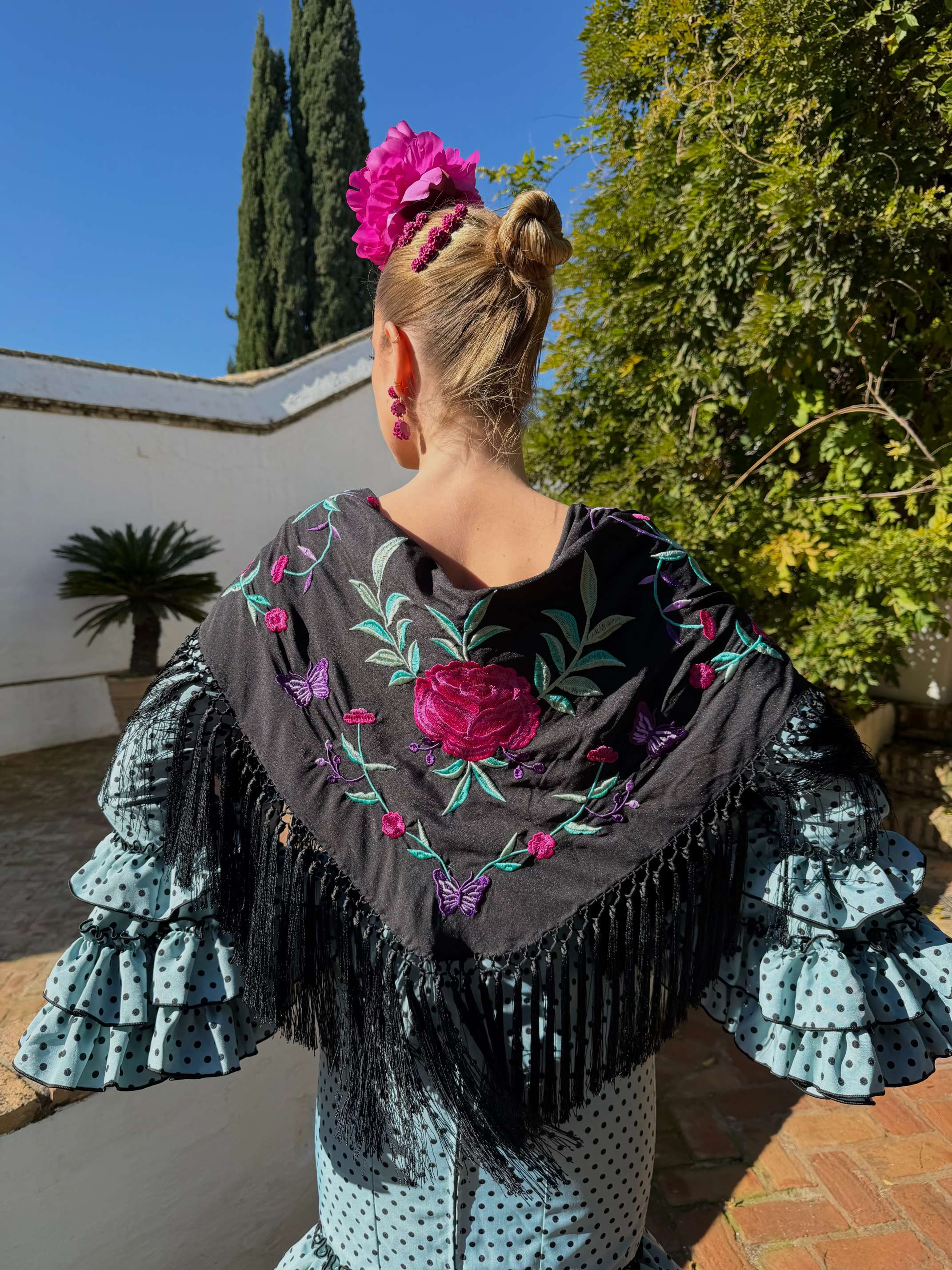 Mantoncillo de flamenca 'Koralti' Negro con Flores Buganvilla