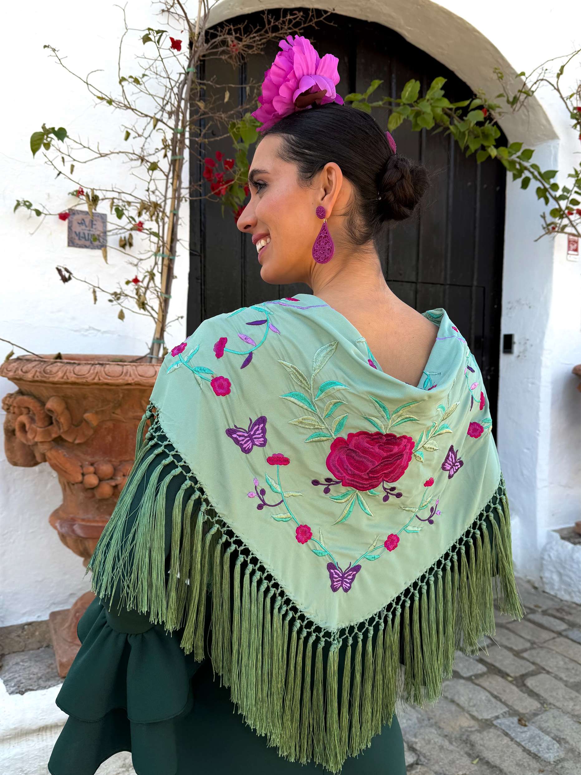 Mantoncillo de flamenca 'Koralti' Verde Jabonoso bordado Buganvilla