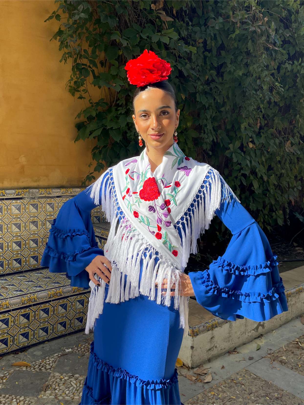 Mantoncillo de flamenca blanco flores rojas