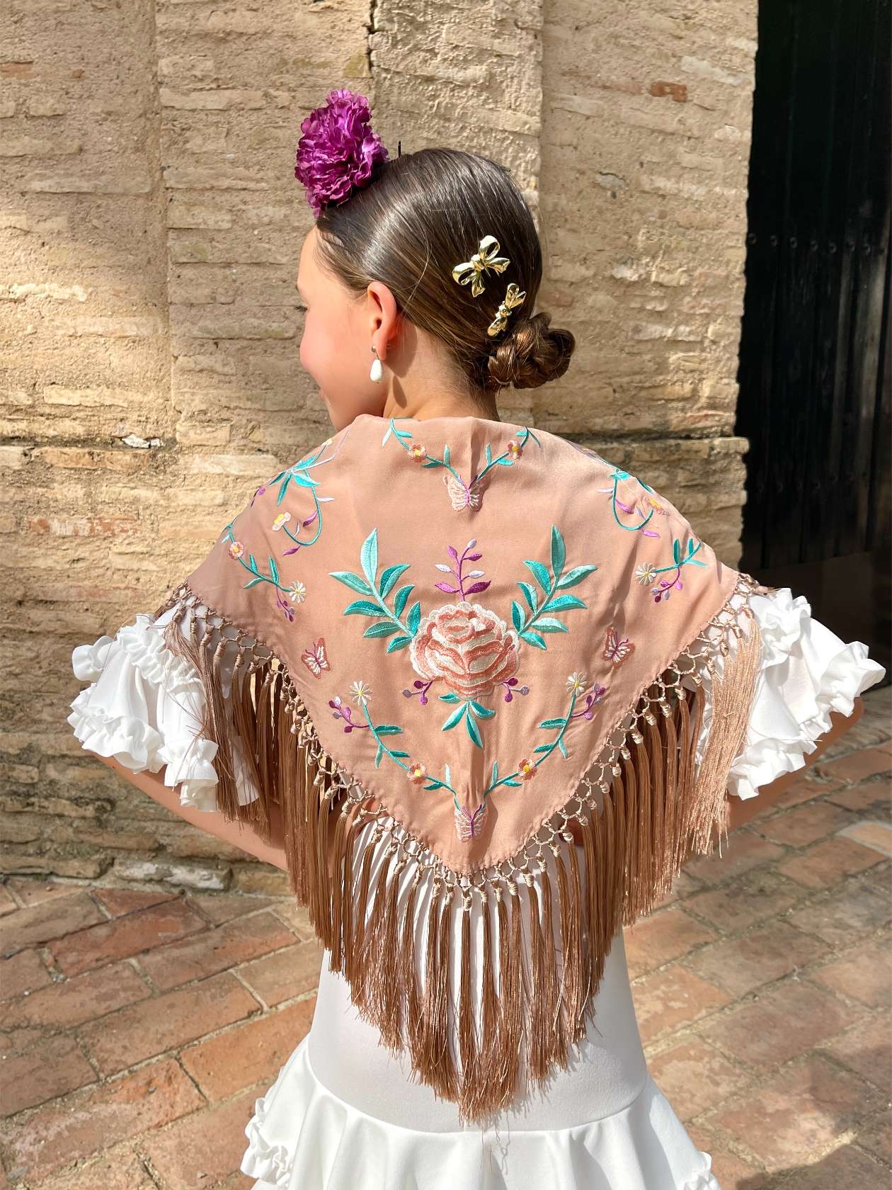 Mantoncillo de niña flecado en seda Champán con flores Rosas