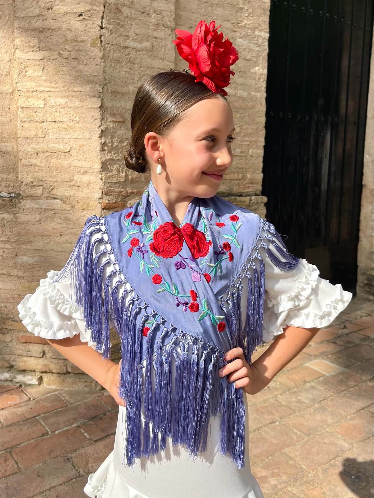 Mantoncillo de niña flecado en seda Ducado con flores Rojas