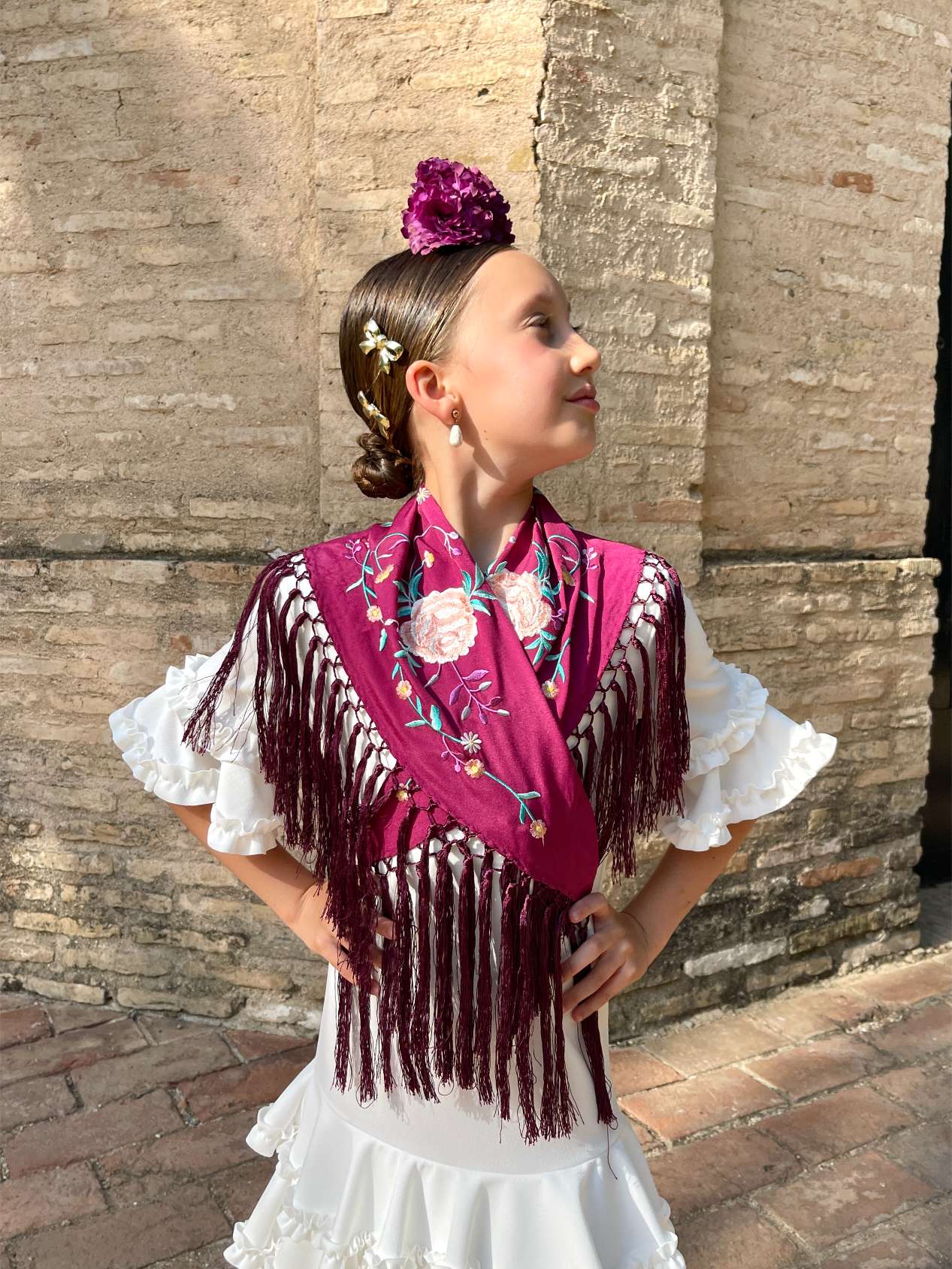 Mantoncillo de niña flecado en seda Frambuesa con flores Rosas