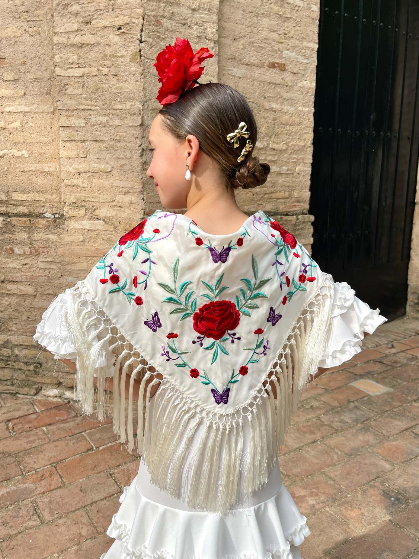 Mantoncillo 'Koralti' de niña flecado en seda Beige flores rojas