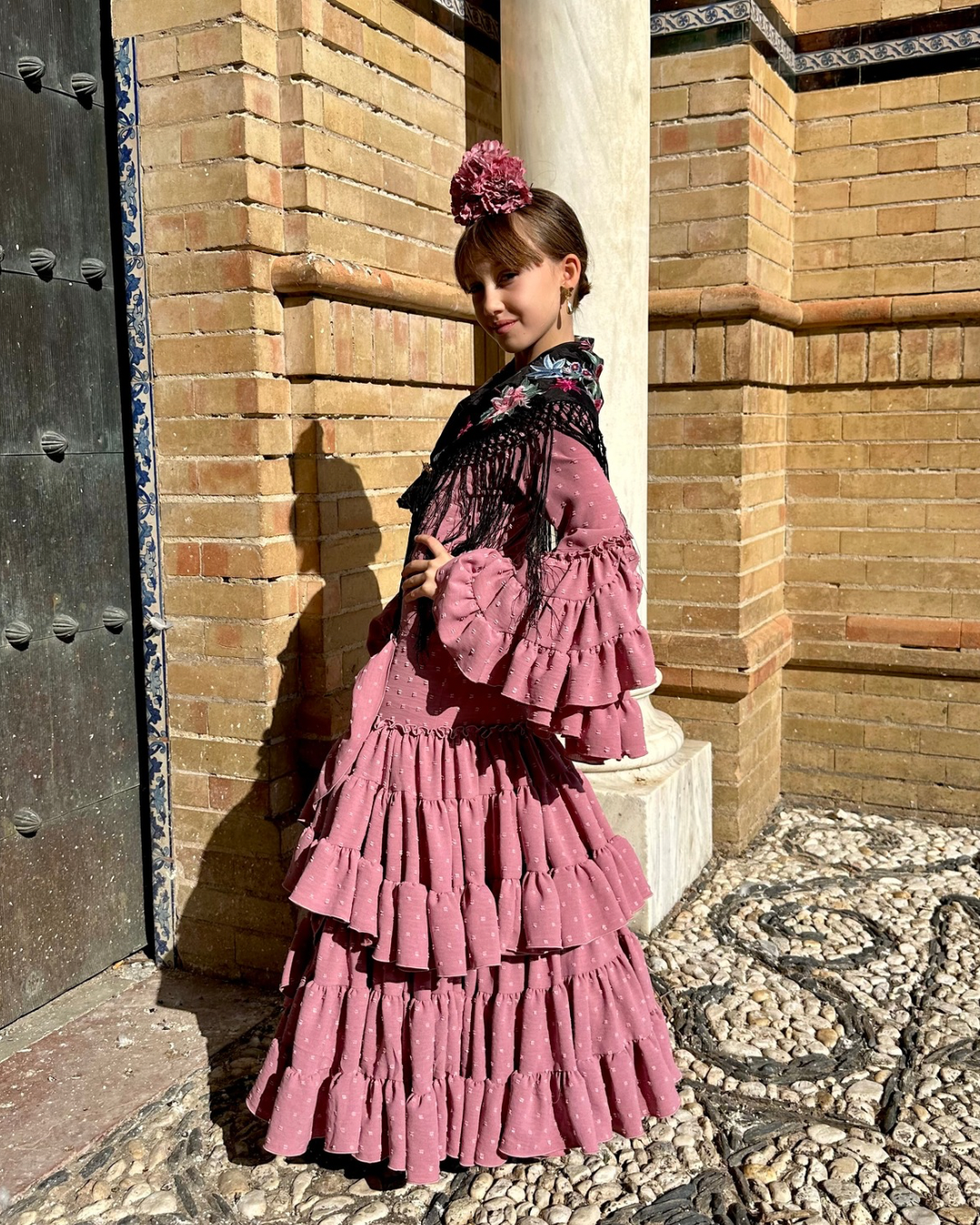 Mantoncillo de seda color negro de niña con flores rosas