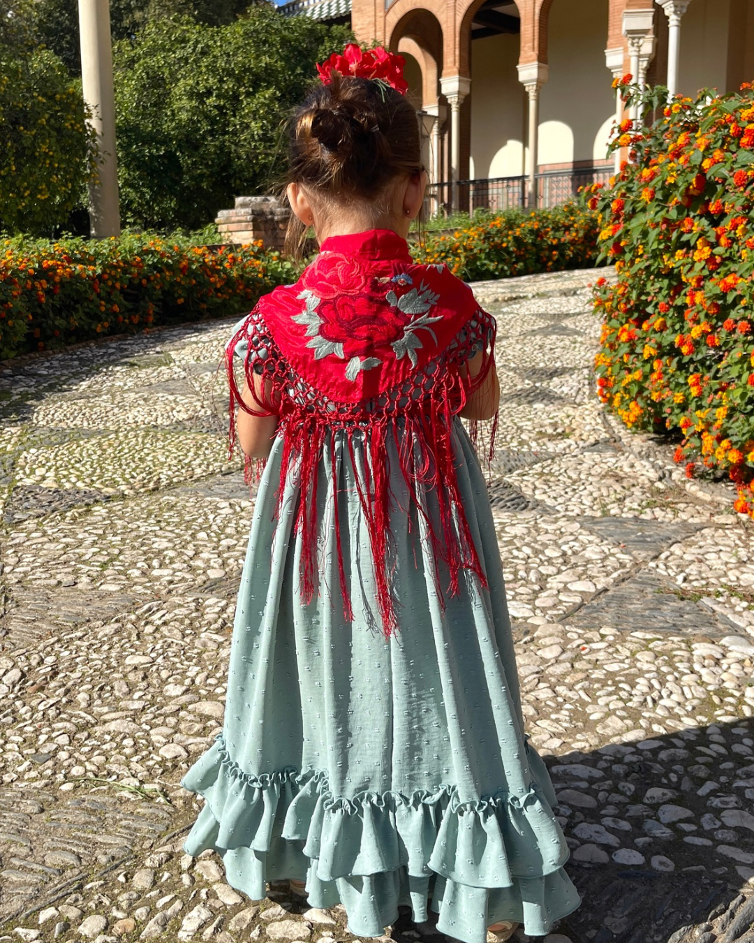 Mantoncillo de seda color rojo de flores rojas de niña