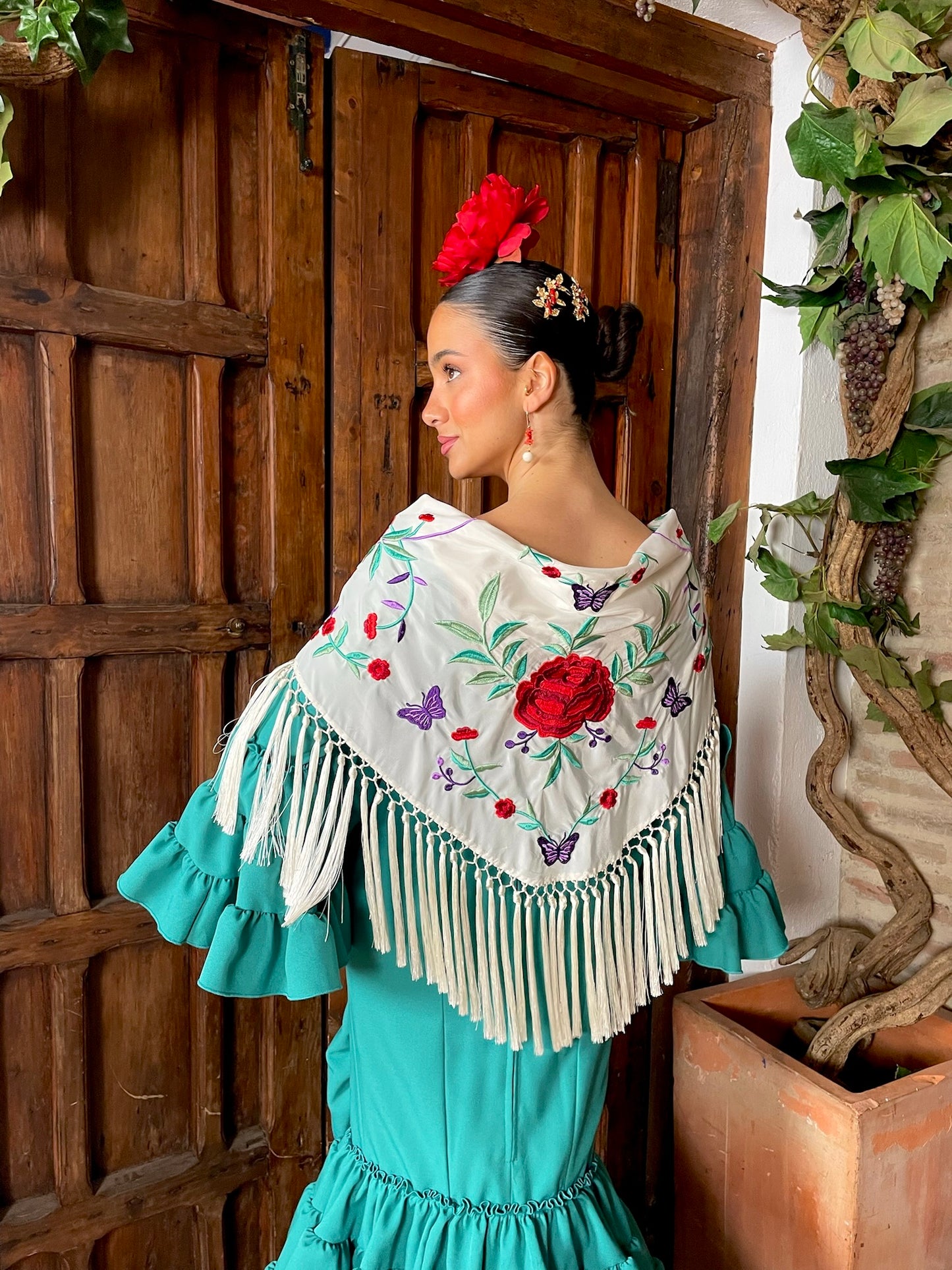Mantoncillo flecado en seda Beige con Flores Rojas
