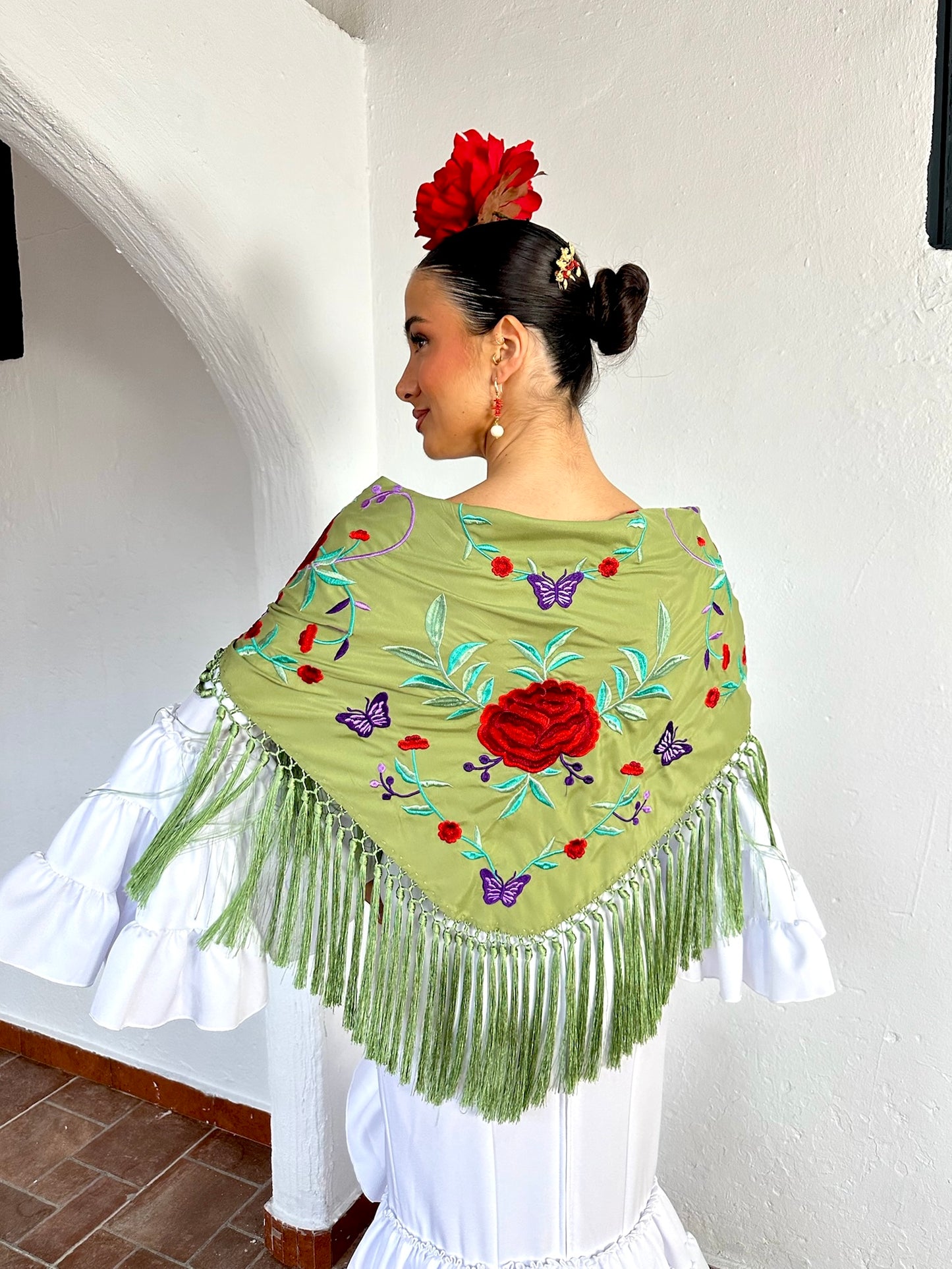 Mantoncillo flecado en seda Jabonoso con Flores Rojas