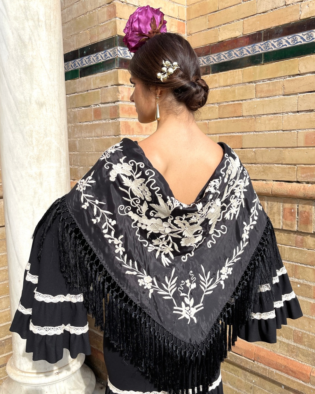 Mantoncillo de seda color negro bicolor con beige