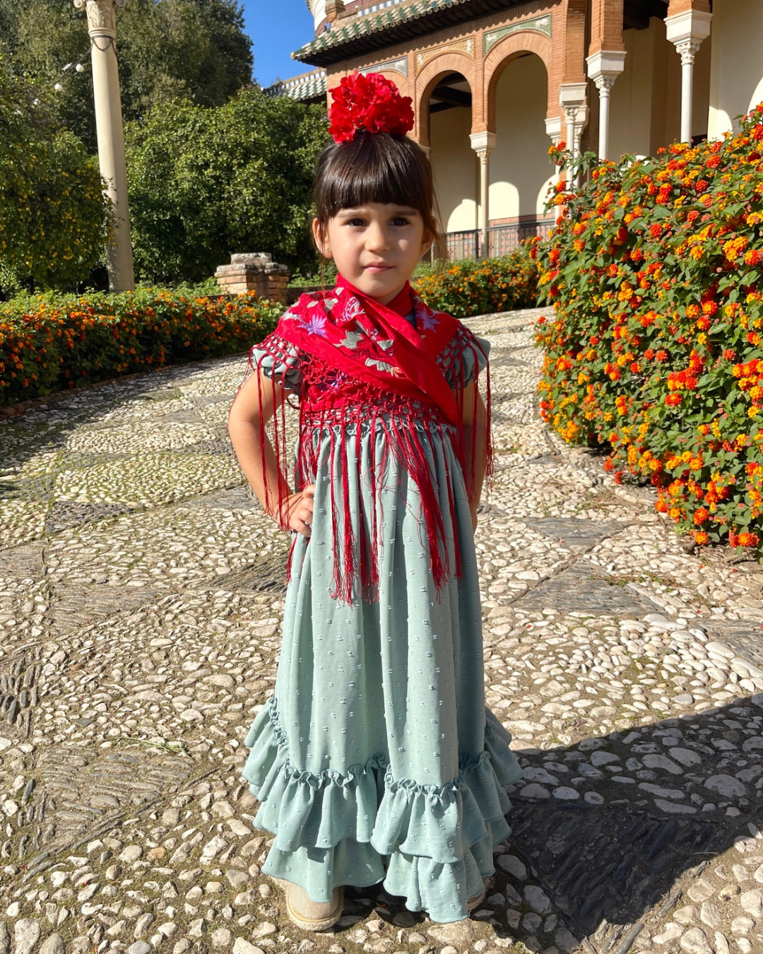 Mantoncillo de seda color rojo de niña con flores rojas