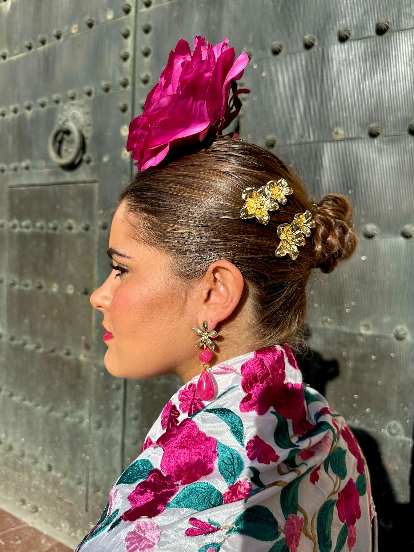 Peinecillo dorado de flamenca con diseño de flores
