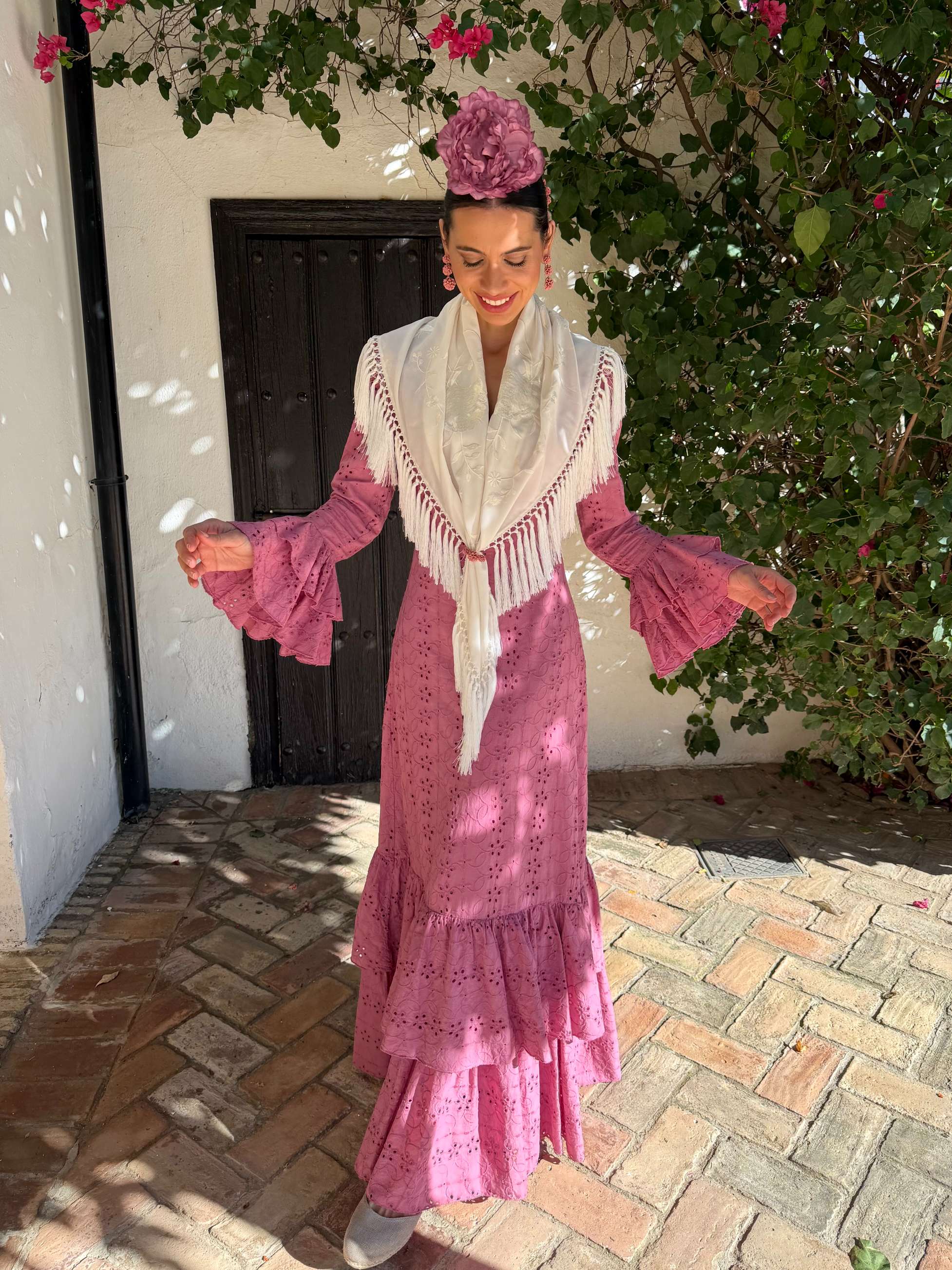 Traje de flamenca económico perforado maquillaje