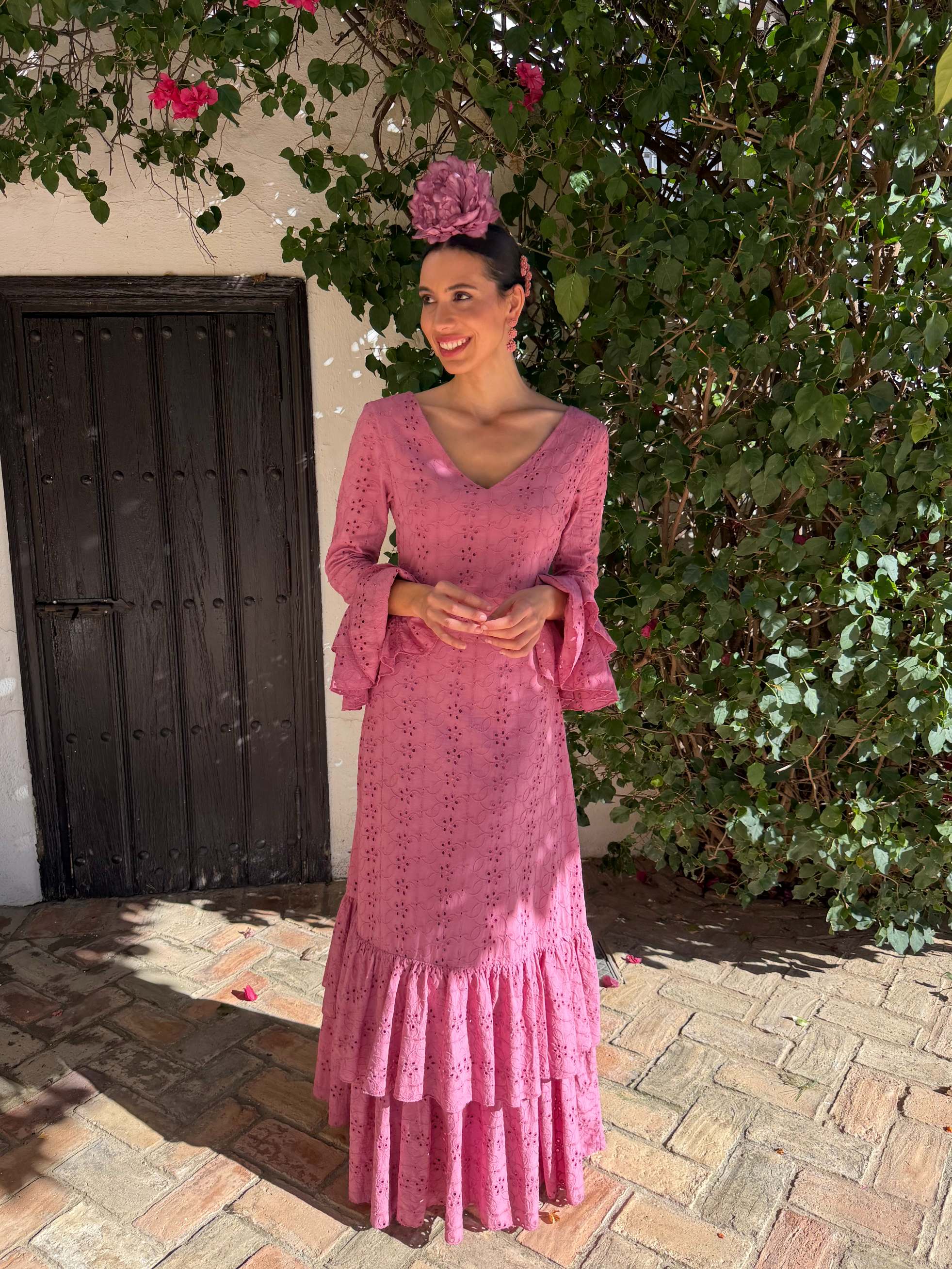 Traje de flamenca perforado maquillaje