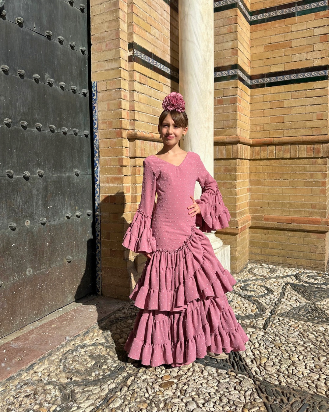Traje de flamenca plumeti color rosa maquillaje de niña