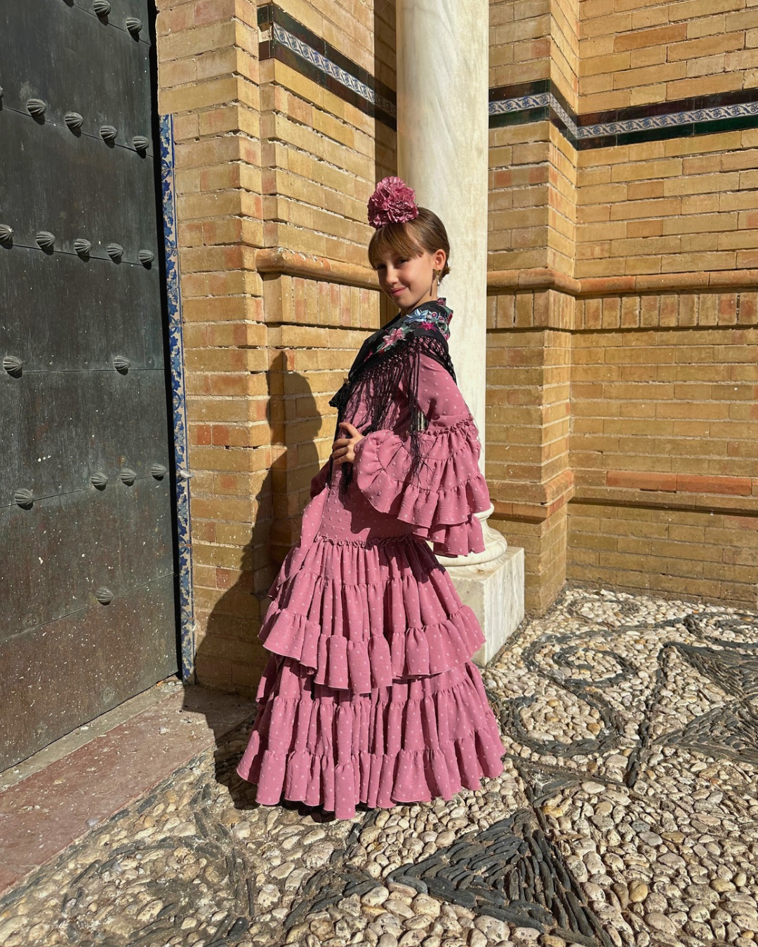 Traje de flamenca plumeti color rosa maquillaje para niña