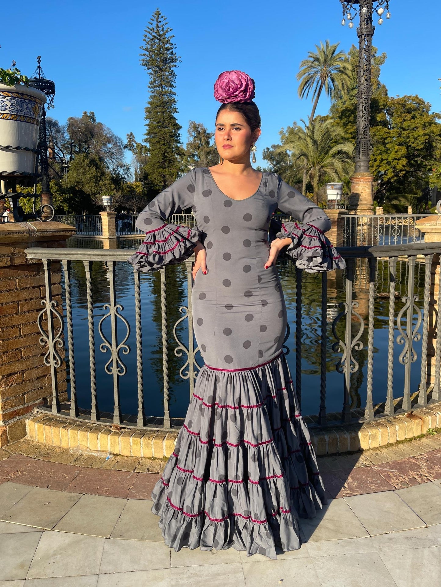 Vestido canastero flamenco gris de lunares grises y detalles en terciopelo