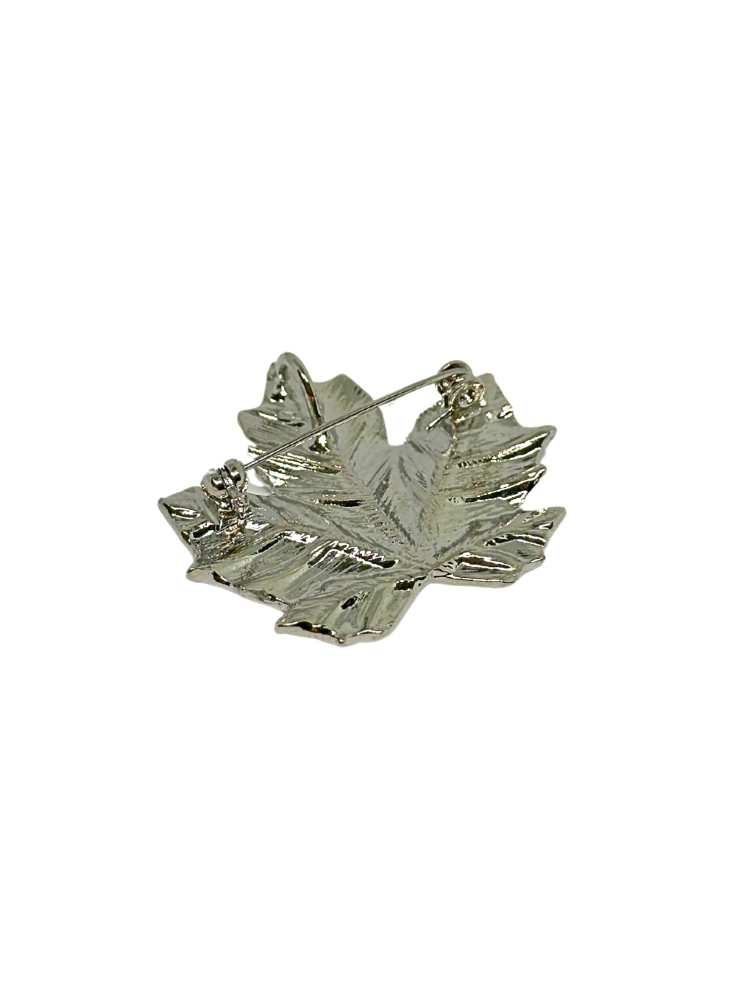 broche de hoja de otoño plateada detalles