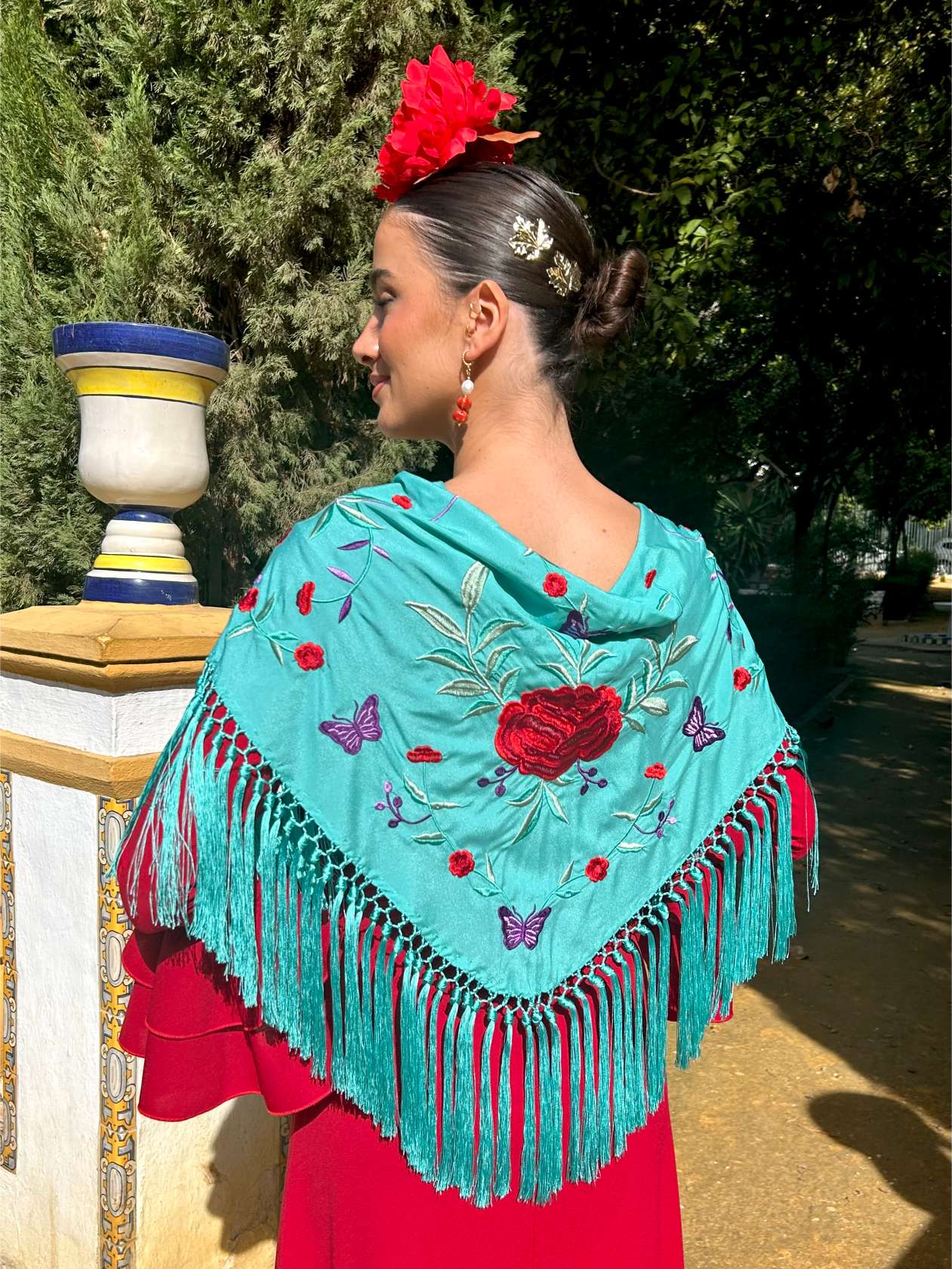 mantoncillo de flamenca aguamarina con flores rojas