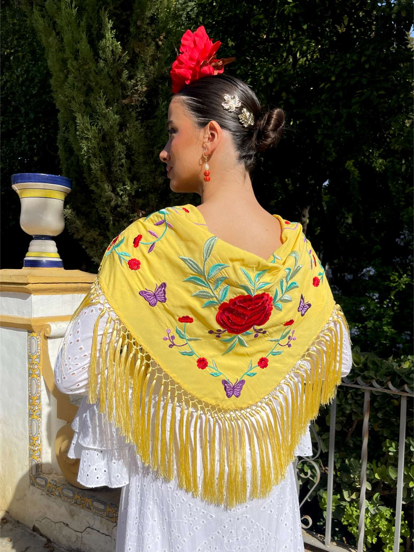 mantoncillo de flamenca amarillo con flores rojas