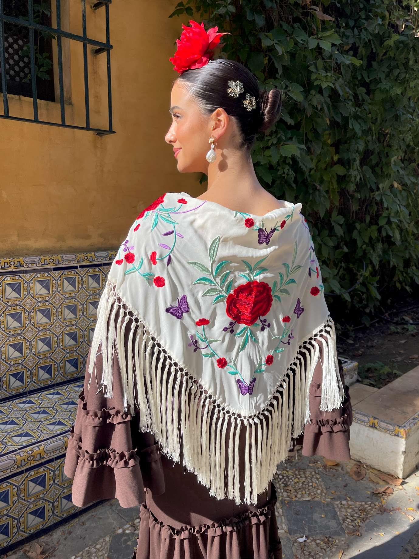 mantoncillo de flamenca beige con flores rojas