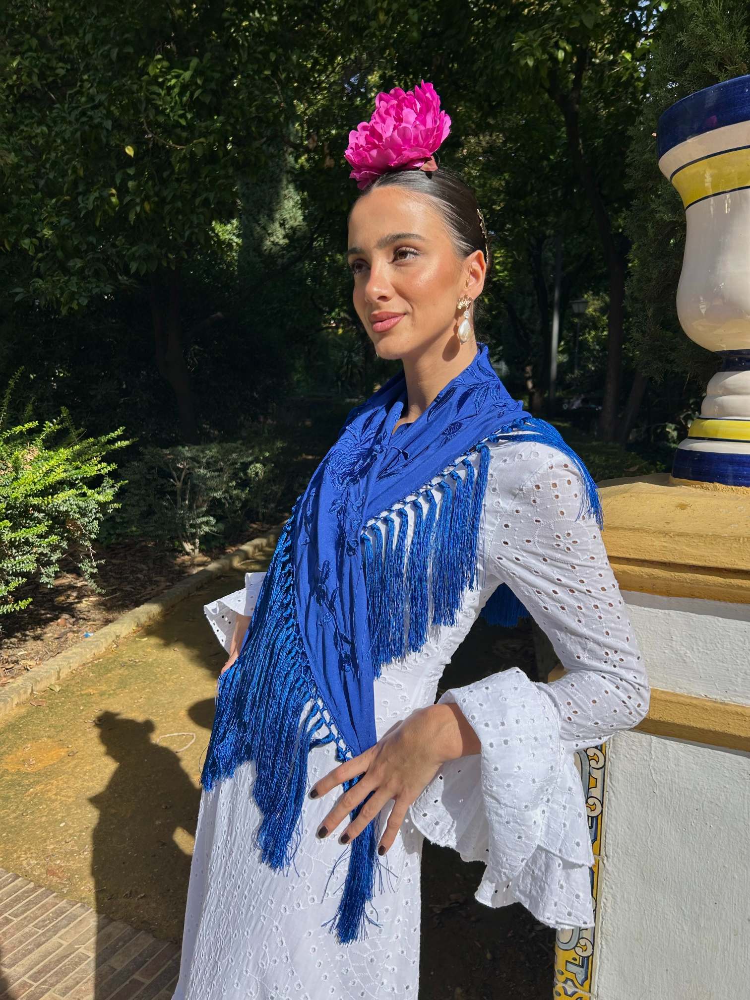 mantoncillo de flamenca bordado artesanal azul monocolor