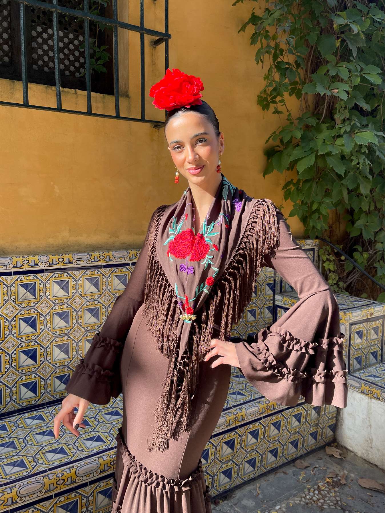 mantoncillo de flamenca bordado artesanal marrón