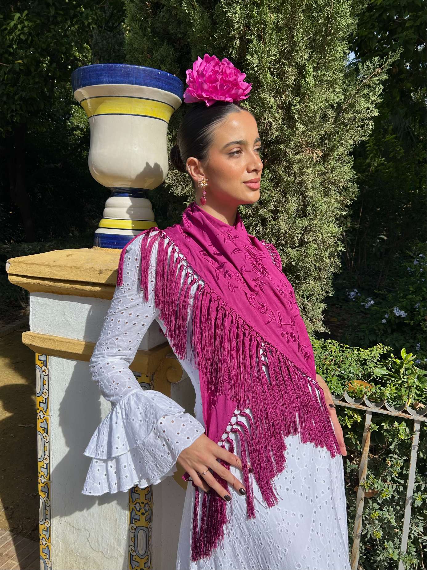 mantoncillo de flamenca buganvilla monocolor bordado artesanal