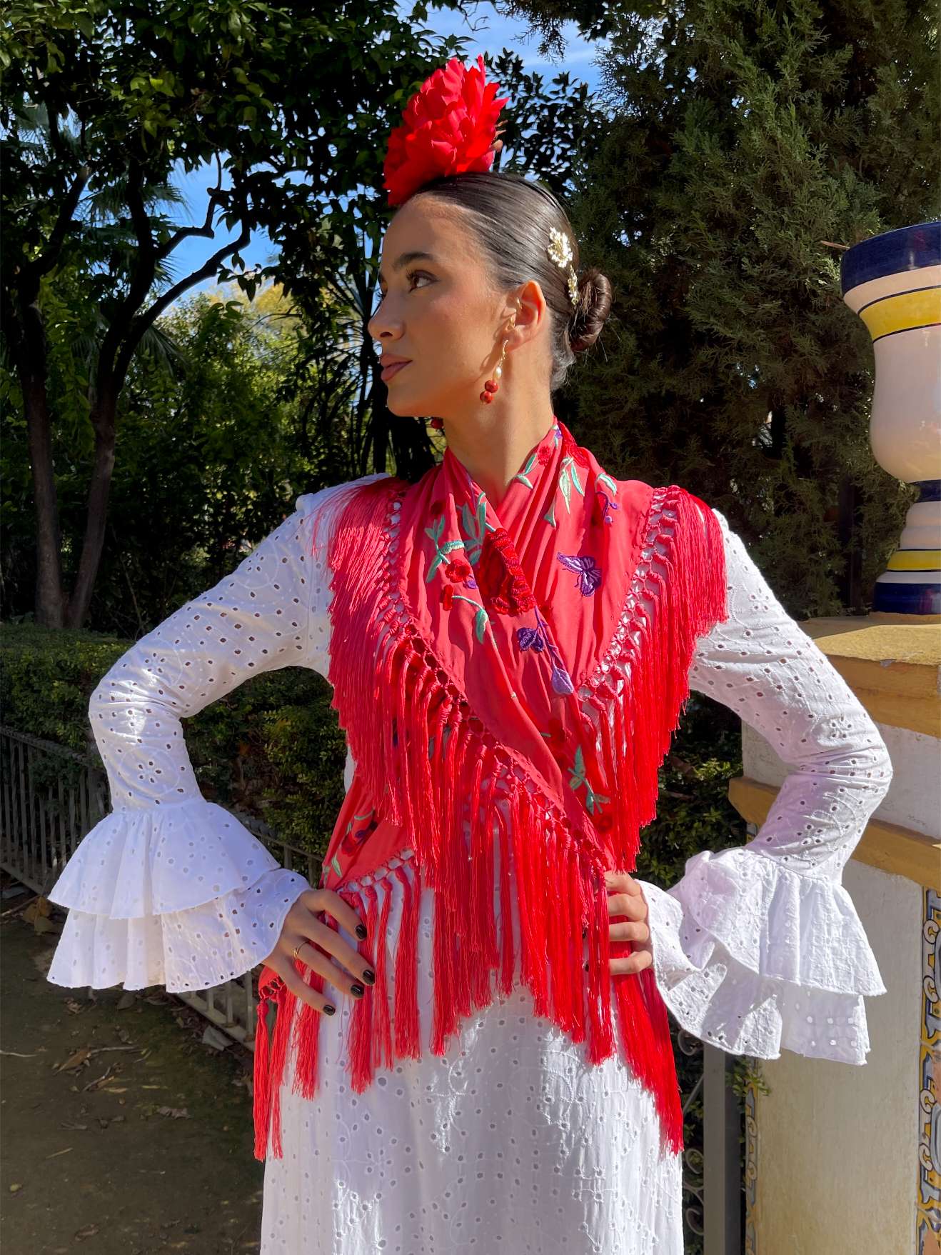 mantoncillo de flamenca coral bordado artesanal