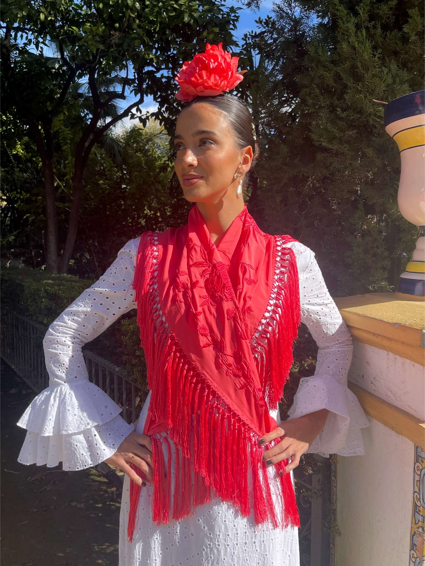 mantoncillo de flamenca coral monocolor bordado artesanal