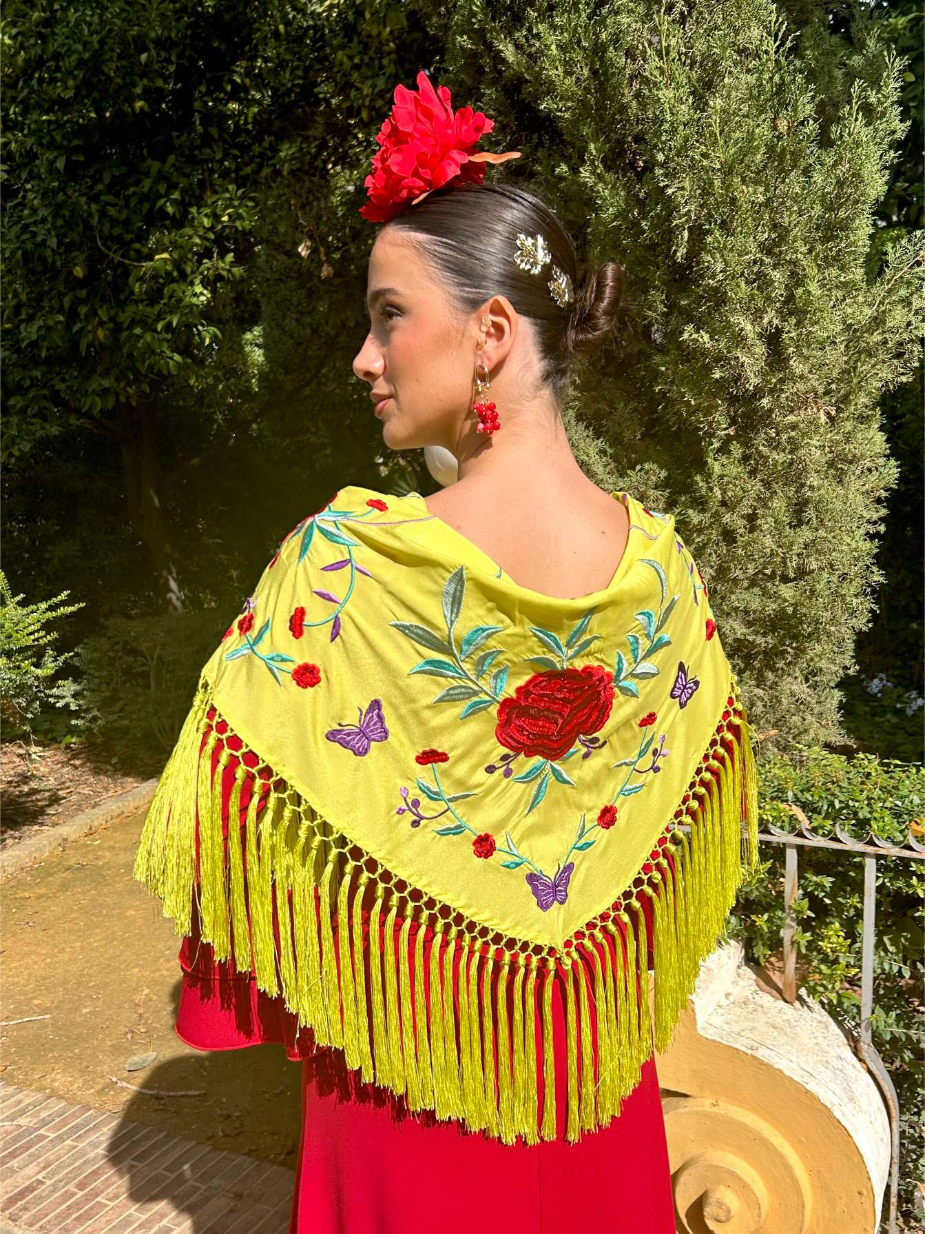 mantoncillo de flamenca lima flores rojas