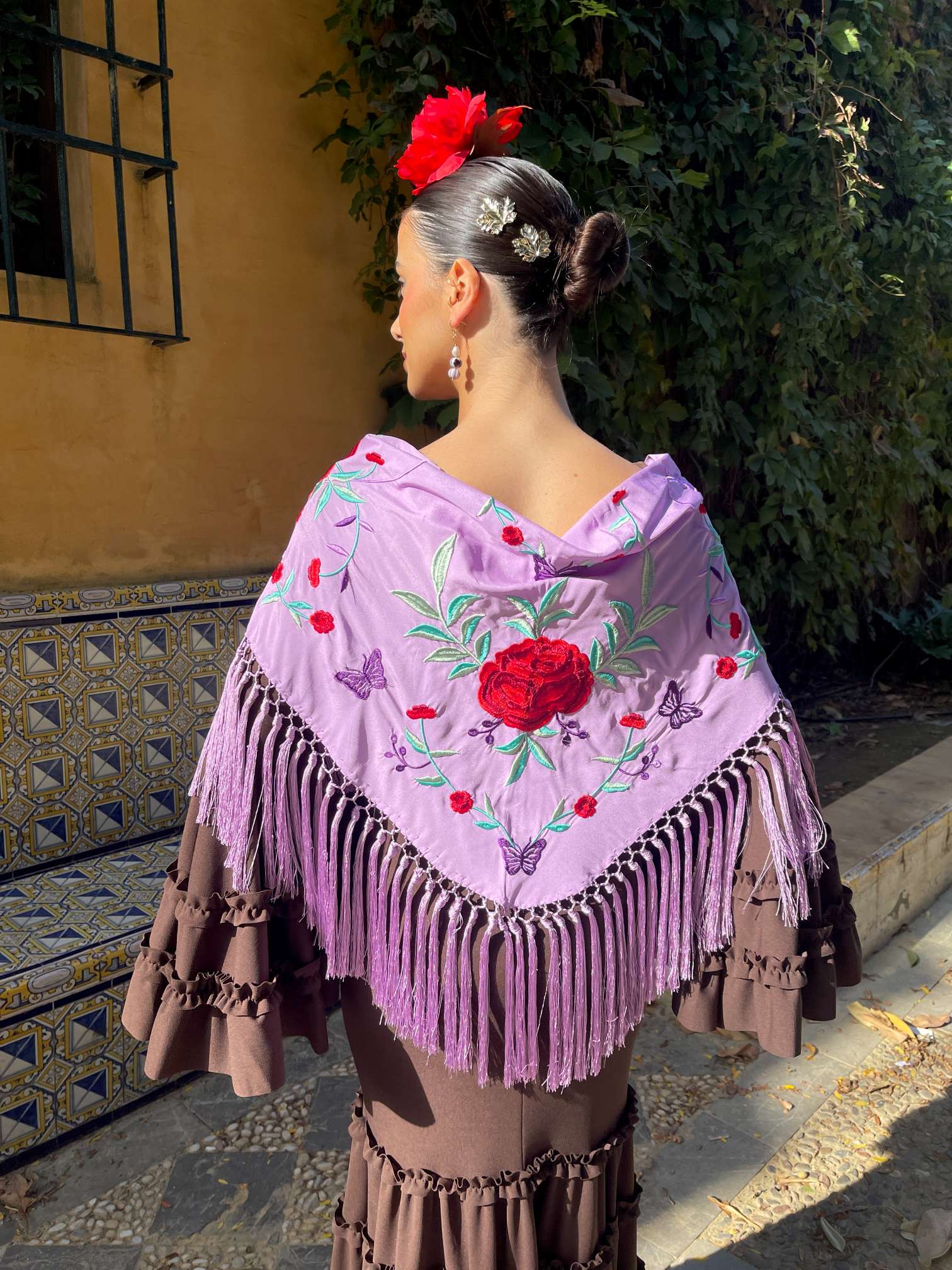 mantoncillo de flamenca malva con flores rojas