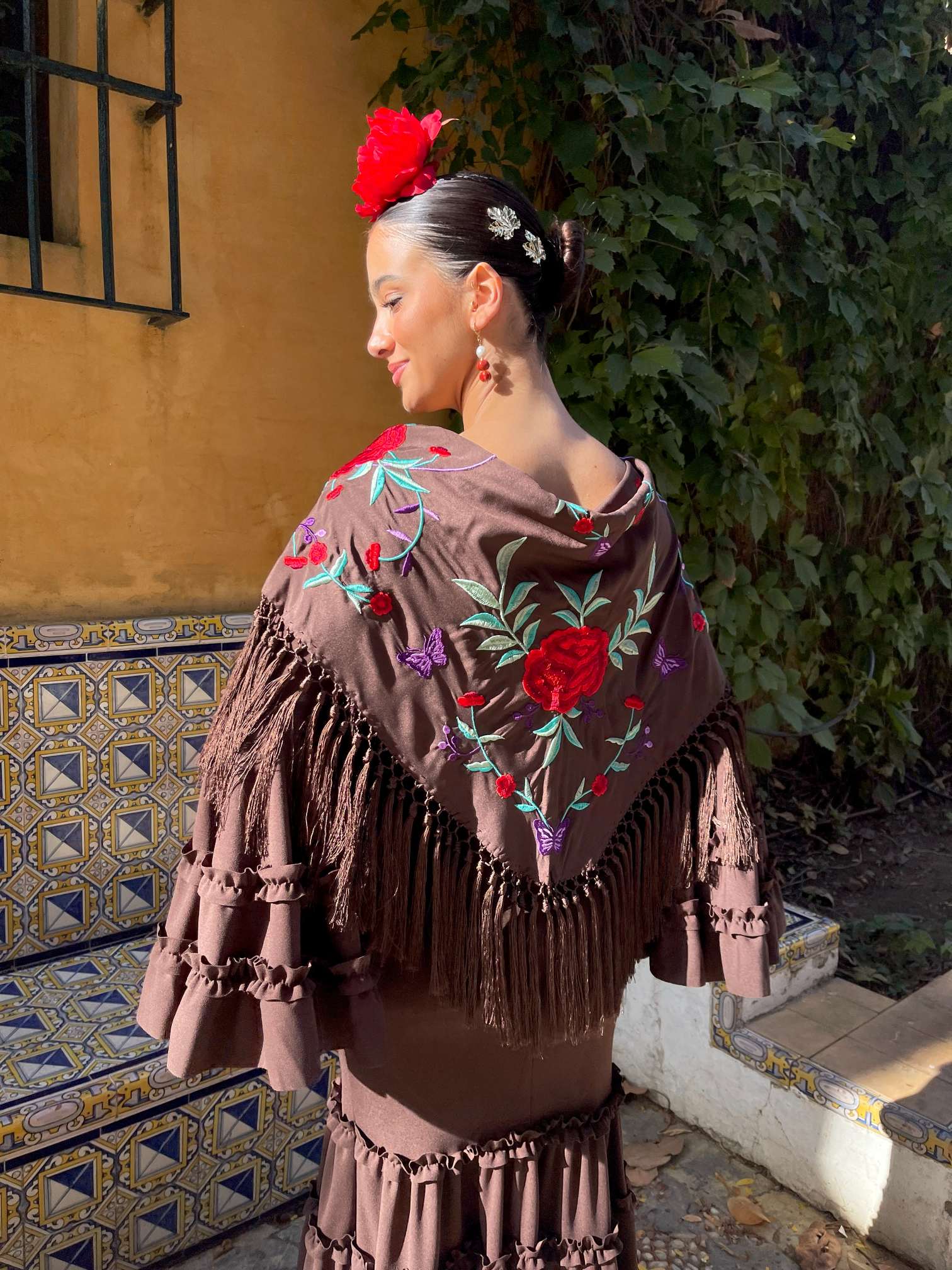 mantoncillo de flamenca marrón con flores rojas