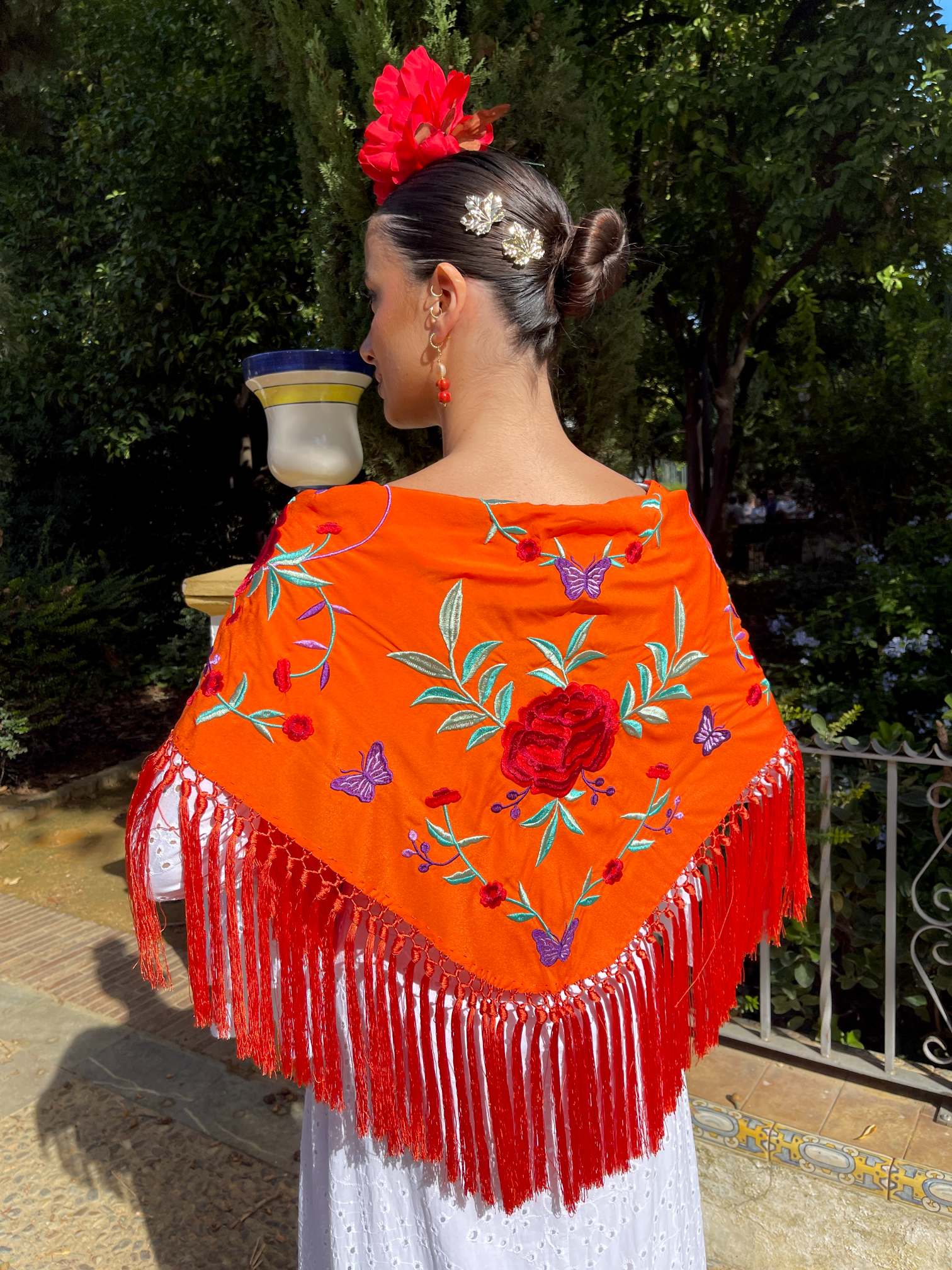 mantoncillo de flamenca naranja flores rojas