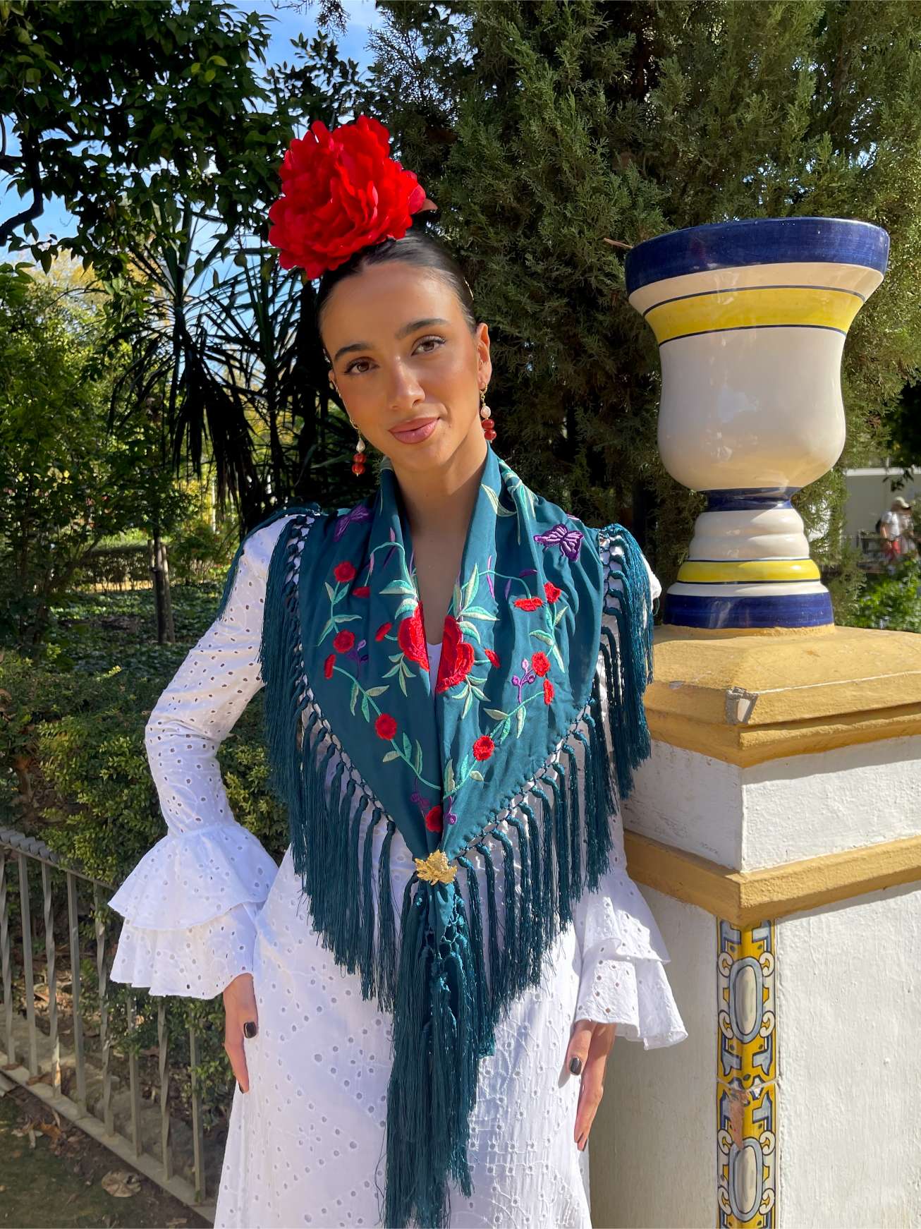 mantoncillo de flamenca petróleo bordado artesanal